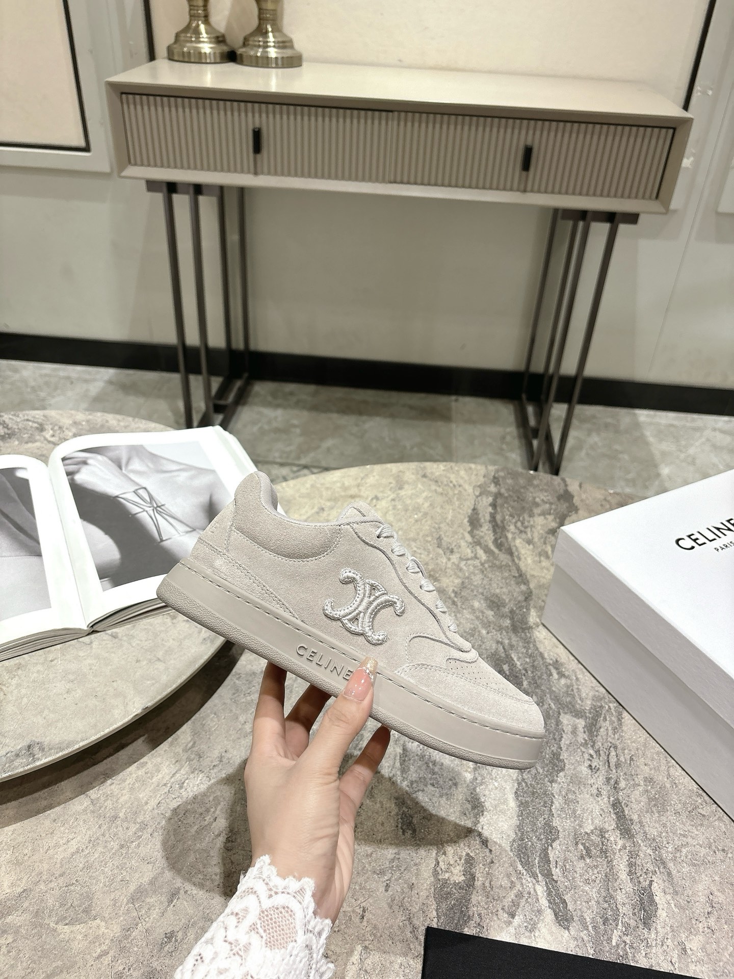 NO:228150,CELINE CELINE RUNNER sneakers tongue and shoe back top are decorated with CELINE logo sneakers. The back top and side of the shoe CELINE logo thick-soled bread shoes. 2025 spring and summer new women's Arc de Triomphe logo lace-up is simple and comfortable, clean and neat, and it increases the height and makes the legs thin. Whether it is single or matched with wide-leg pants, high street and retro, we will make CELINE girls. The upper is original matte cowhide inner lining original inner lining original mold opening Tpu outsole Size35-39 (40 customization, no return or replacement), casual shoes/sports shoes, celine, sneakers, cowhide19860909CELINE思琳CELINE RUNNER 动鞋鞋舌和鞋后帮饰有CELINE标志运动鞋 鞋后帮和侧面压印CELINE标志厚底面包鞋2025春夏新款女凯旋门徽标系带简单舒服,干净利落,增高显腿细 无论是单穿还是搭配阔腿裤,高街又复古一起来做CELINE女孩 鞋面原版磨砂牛皮 内里原版内里 大底原版开模Tpu大底 Size35-39（40定制不退不换）,休闲鞋/运动鞋,celine,sneakers,cowhide,Women's Shoes