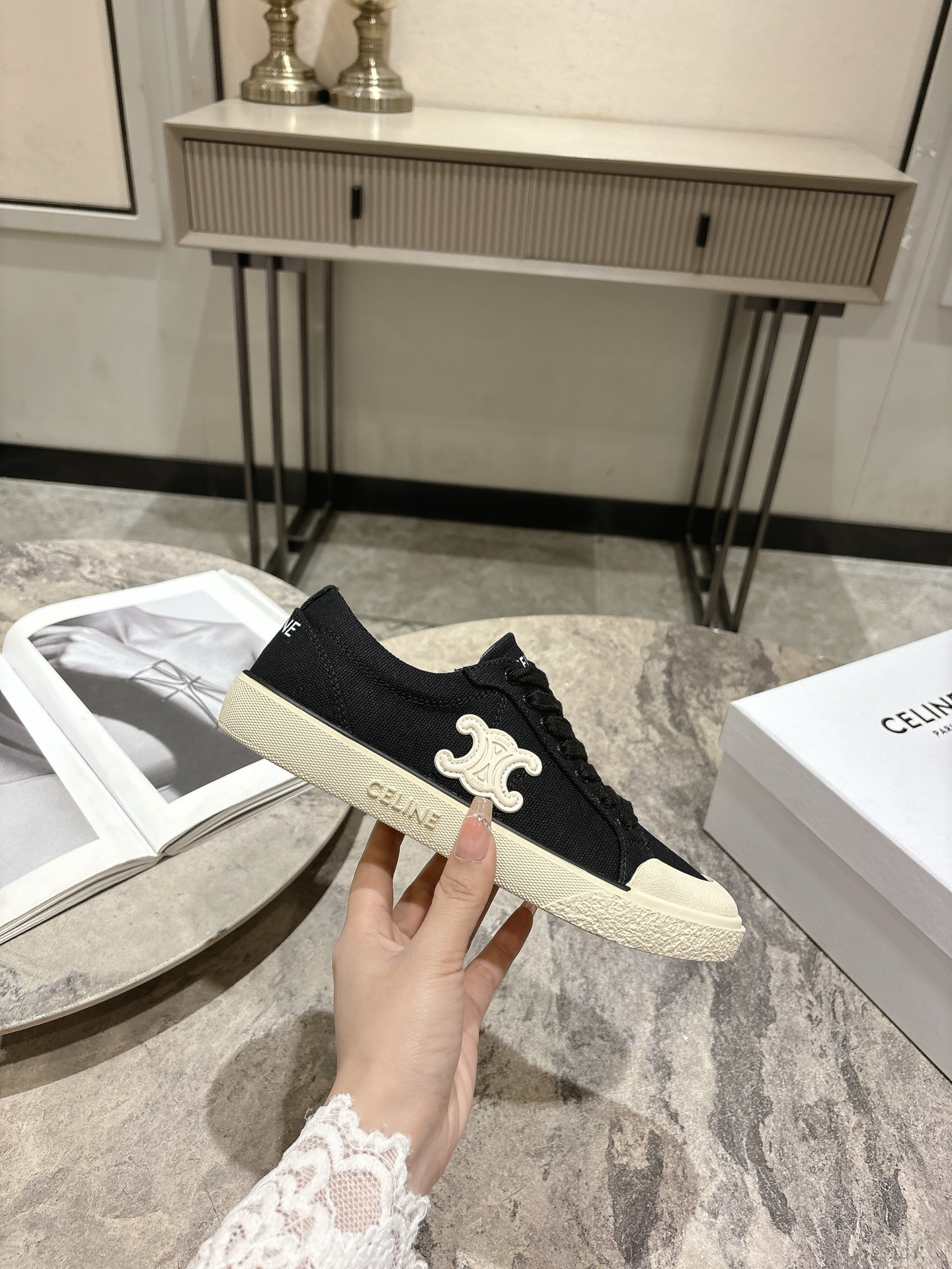 NO:228079,CELINE Spring and Summer New RUNNER CR-03 Sports Shoes The tongue and back top are decorated with CELINE logo sports shoes with gravure CR-03 words on the side of the shoe. The back top and side of the shoe are imprinted CELINE logo simple and comfortable. Increase height and make your legs thin. Whether you are wearing it alone or with wide-leg pants. High street and retro. The upper is original customized fabric. Inner lining original sheepskin inner lining original molded rubber outsole. Size 35-39 (customized for 40), casual shoes/sports shoes, celine, sneakers, sheepskin19860909CELINE 思琳春夏新款RUNNER CR-03运动鞋 鞋舌和鞋后帮饰有CELINE标志运动鞋侧面凹印CR-03字样 鞋后帮和侧面压印CELINE标志简单舒服 增高显腿细 无论是单穿还是搭配阔腿裤 高街又复古 鞋面原版定制布面 内里原版羊皮内里原版开模橡胶大底 码数35-39（40定做）,休闲鞋/运动鞋,celine,sneakers,sheepskin,Women's Shoes