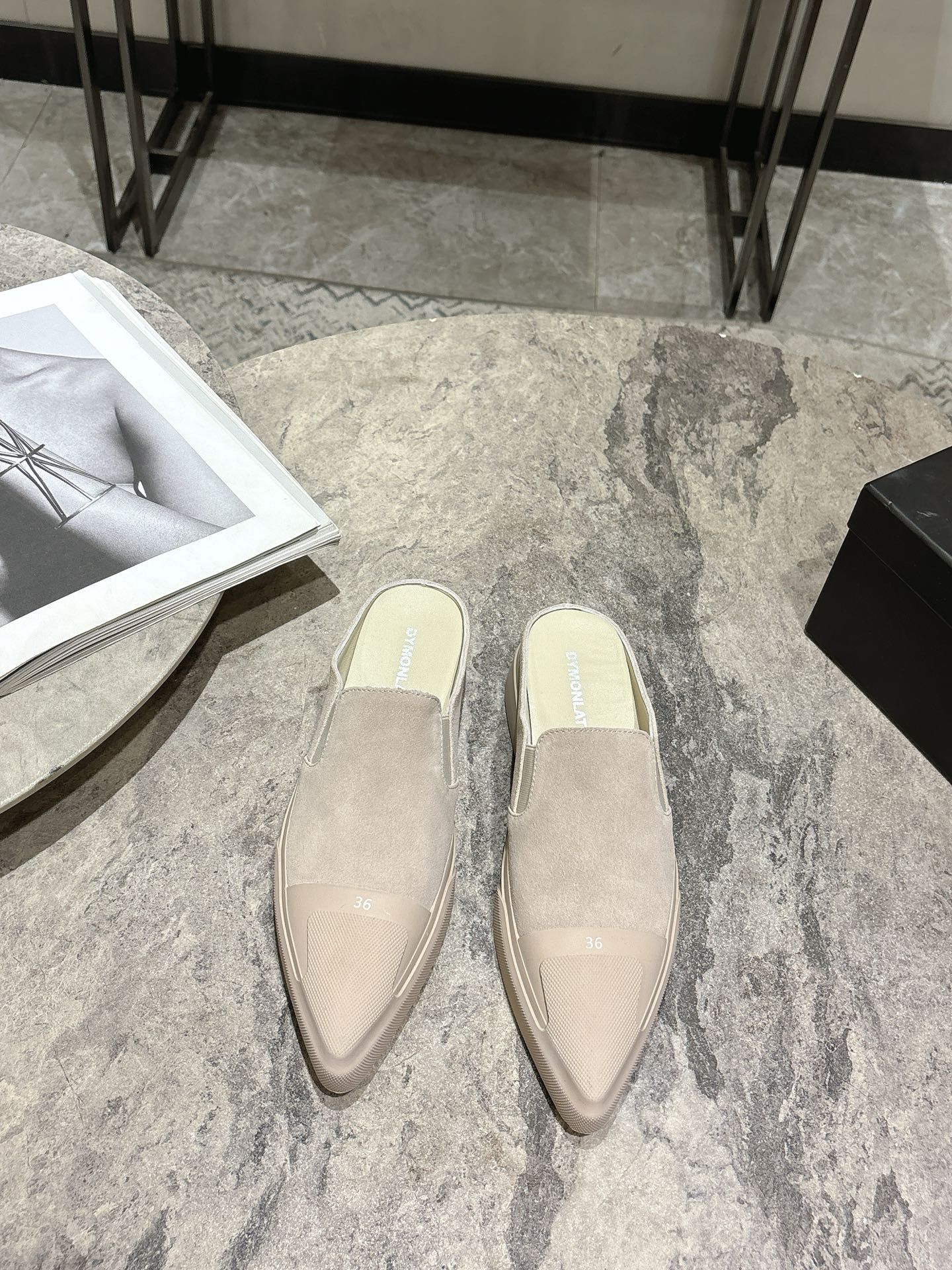 NO:228188,DYMONLATRY niche trendy brand 25ss early spring new pointed toe small white shoes casual shoes easy to lengthen and increase the proportion, control the sporty street style. The original mold opening custom line data brings rich details and comfort to the minimalist outfit. Both black and white colors are super versatile. They are easy to match and can easily get a high-end feeling without any effort. Original customized calfskin/suede, inner foot pad cowhide, heel height 3cm, original mold opening rubber sole, size 35-39 (40 custom made, no return or exchange), loafers, loafers, cowhide, chamois leather19860909DYMONLATRY 小众潮牌 25ss早春新款尖头 小白鞋 休闲鞋 轻松拉长比例增高,驾驭运动感街头造型 原版开模定制线条数据为极简穿搭带来丰富细节与舒适感 黑白两色都超级百搭,日常随意搭配,轻松不费力就能get到高级感 面料原版定制小牛皮/麂皮 内里垫脚牛皮 跟高3cm 大底原版开模橡胶大底 码数35-39 (40定做不退换),乐福鞋,loafers,cowhide,chamois leather,Women's Shoes