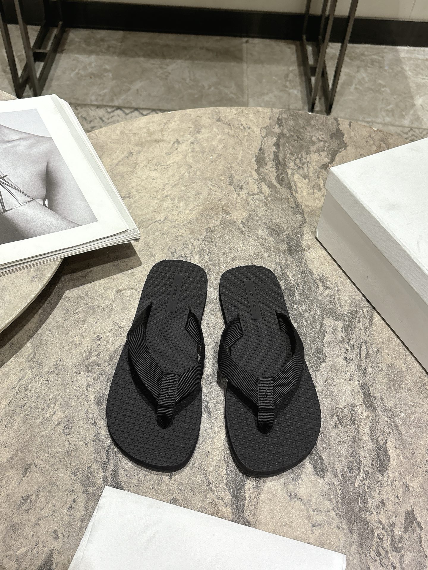 NO:413448,, The Row Dune Flip Flops Couple Outfit The Row 2025 Early Spring Series shows a comfortable and simple outfit! The new Dune Flip Flops Sandals, the clips are made of grosgrain cotton, and are equipped with a textured footbed and lightweight rubber sole. Through the reinterpretation of the classic style, the new color scheme is used to inject new vitality into the brand. Size 35-45, split-toe shoes, sandals, slippers19860909, The Row Dune人字拖鞋 情侣装 The Row 2025早春系列展示了舒适自在的简约感穿搭! 新款 Dune人字拖凉鞋,夹脚采用罗缎棉质制成,并配有纹理感鞋床和轻质橡胶鞋底.通过对经典款式的重新诠释,采用新配色为品牌注入新活力.35-45码,分趾鞋,sandals,slippers,Women's Shoes