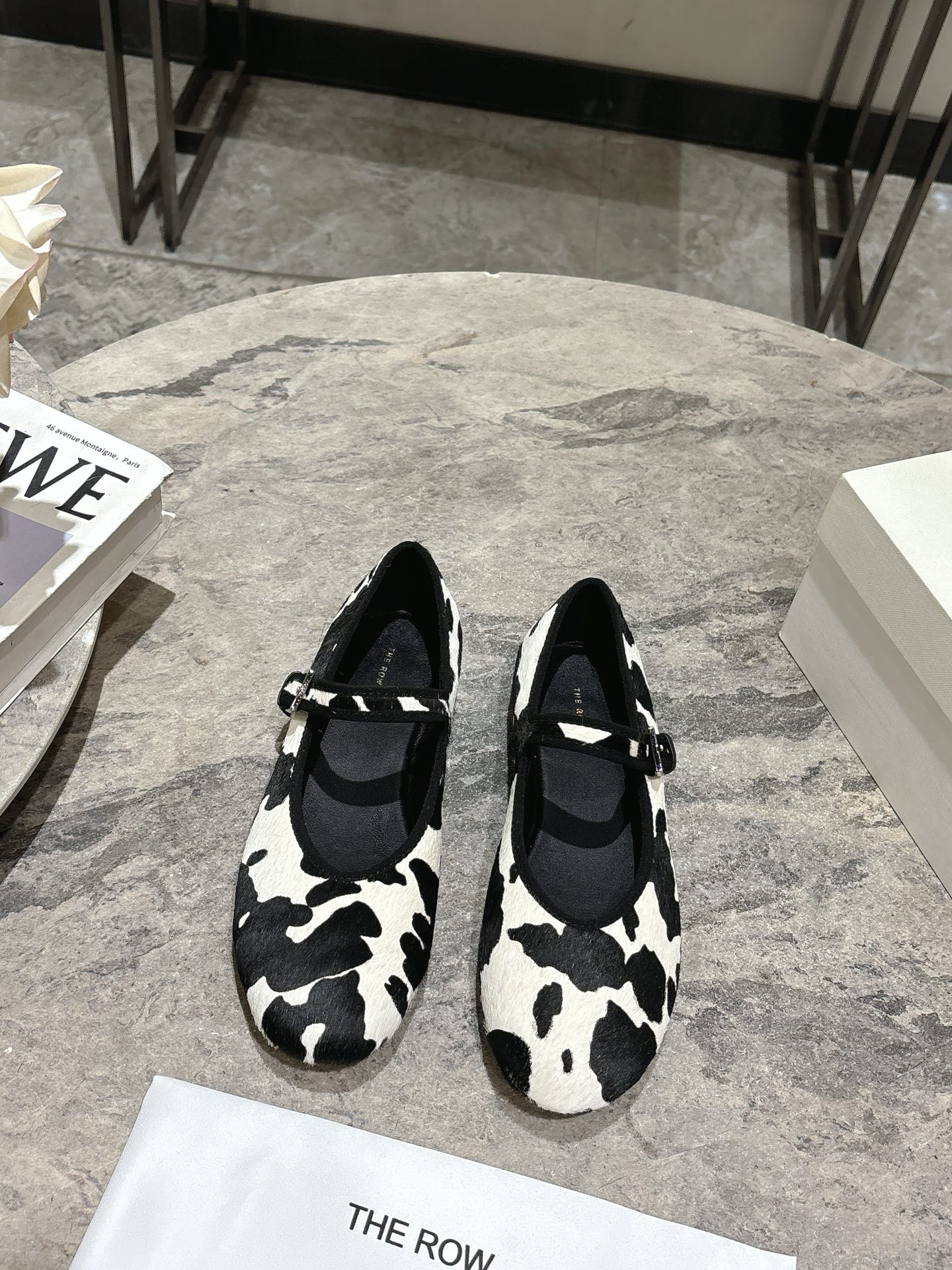 NO:437495,The row ssnew arrival~ THE ROW Mary Jane shoes are extremely simple but full of tone!  Made of horse hair, sheepskin footbed, soft and comfortable!  Genuine leather injection molding bottom!  Code 35-39 (40.41.42 customized) with original packaging, Mary Jane, mary jane, sheepskin19860909The row ssnew arrival～ THE ROW 玛丽珍鞋新品,极致简约但调性十足！ 马毛材质,羊皮里垫脚 软糯舒适！真皮注塑大底！ 码数35-39 (40.41.42定做) 配原版包装,玛丽珍,mary jane,sheepskin,Women's Shoes