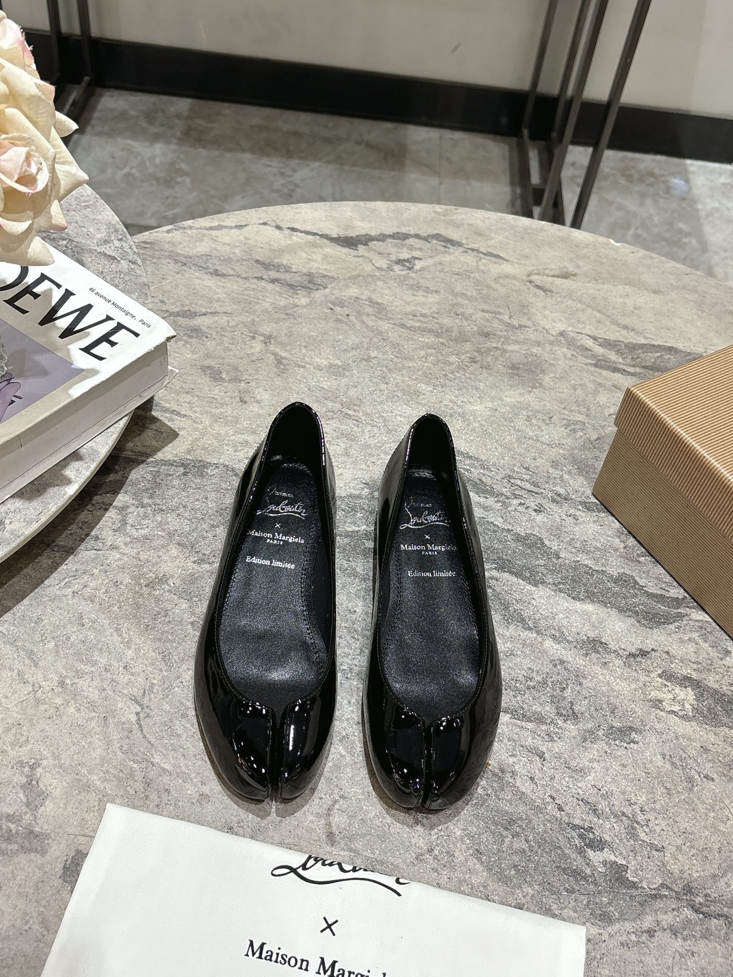 ,CL x Maison margiel* 25SS Split Toe Flat ShoesMaison Margiela y Christian Louboutin lanzan su prime