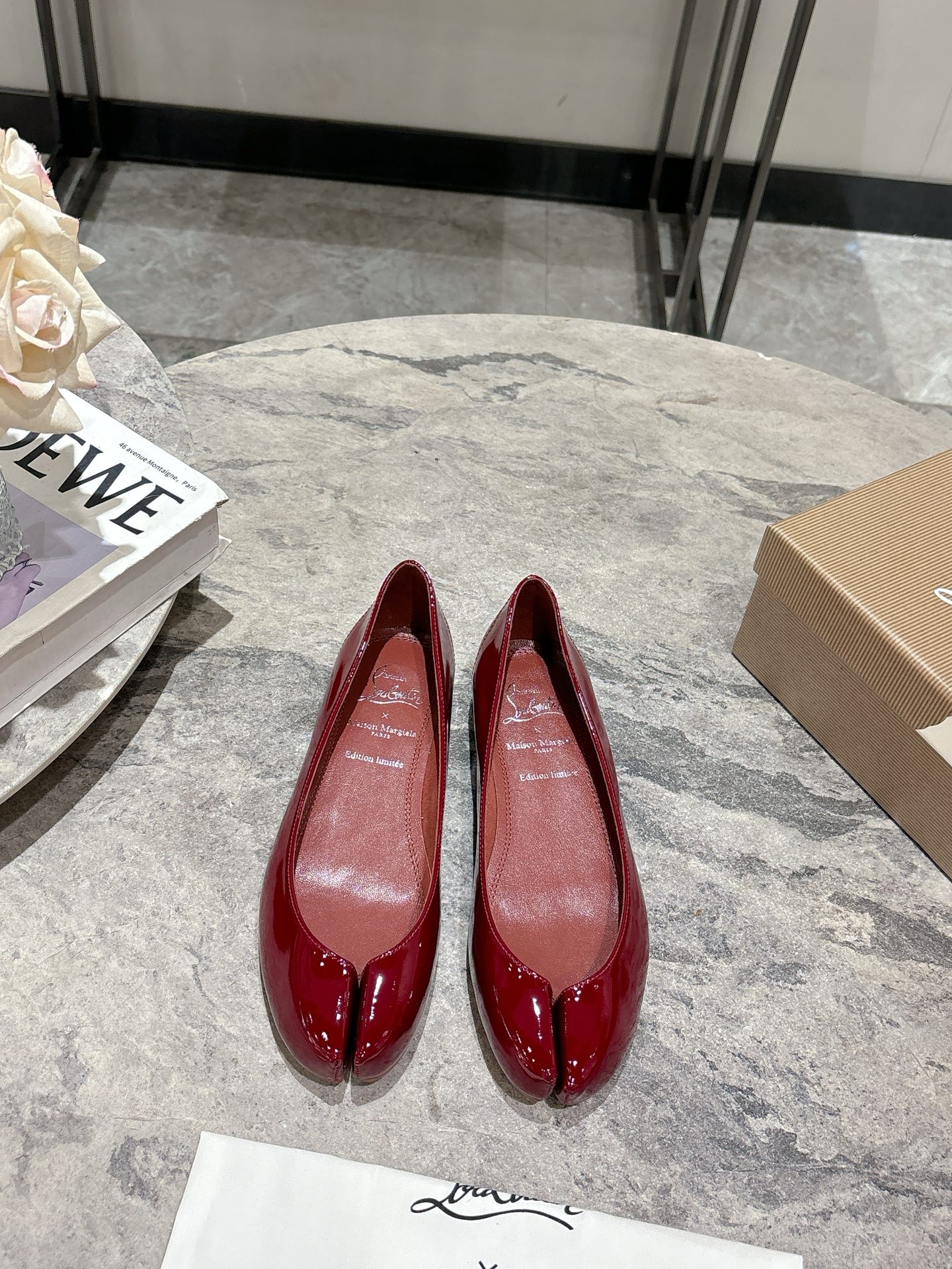,CL x Maison margiel* 25SS Split Toe Flat ShoesMaison Margiela y Christian Louboutin lanzan su prime