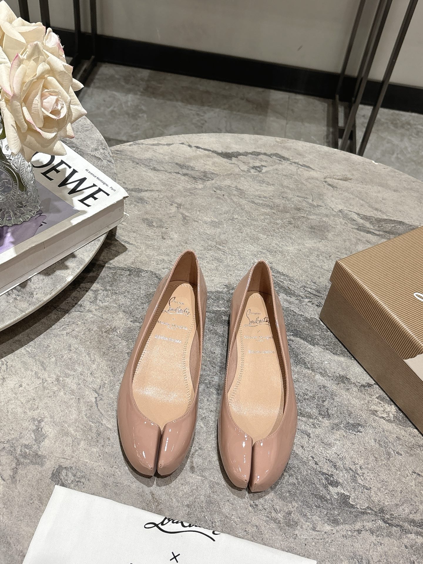 ,CL x Maison margiel* 25SS Split Toe Flat ShoesMaison Margiela y Christian Louboutin lanzan su prime
