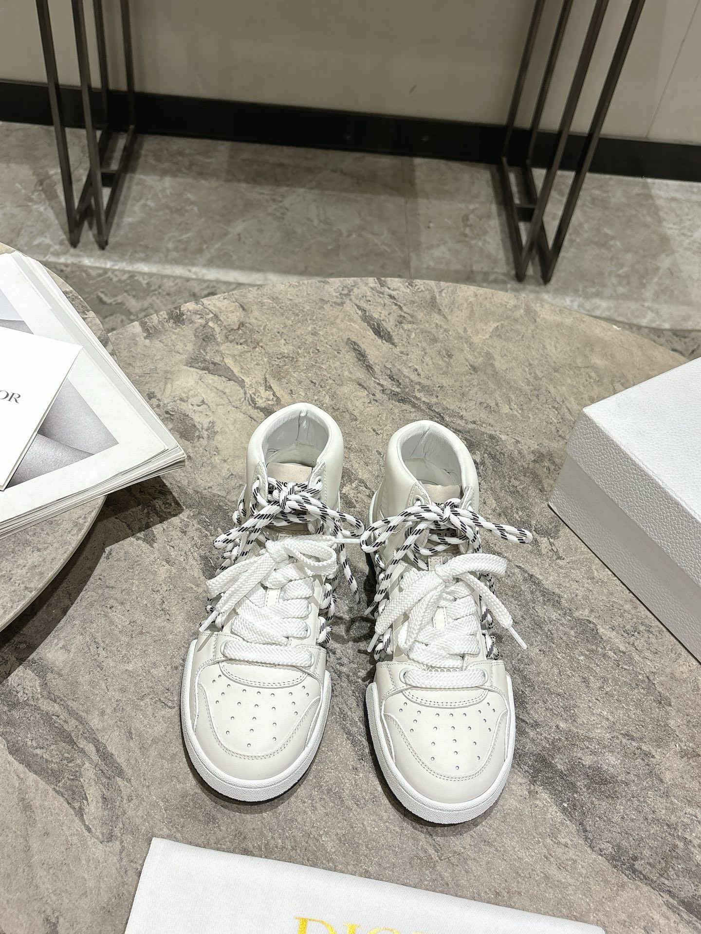 NO:228132,Couple Dio*r Dio Spring and Summer Show hollowed-out sneakers Original purchase and development Perfect replica 25SS single item with a very high appearance rate. A small white shoes that you fall in love with at first sight, classic and versatile, suitable for all seasons, can be matched with all kinds of clothing. It looks super good on the feet. It uses white calfskin spliced ​​cowhide feet 