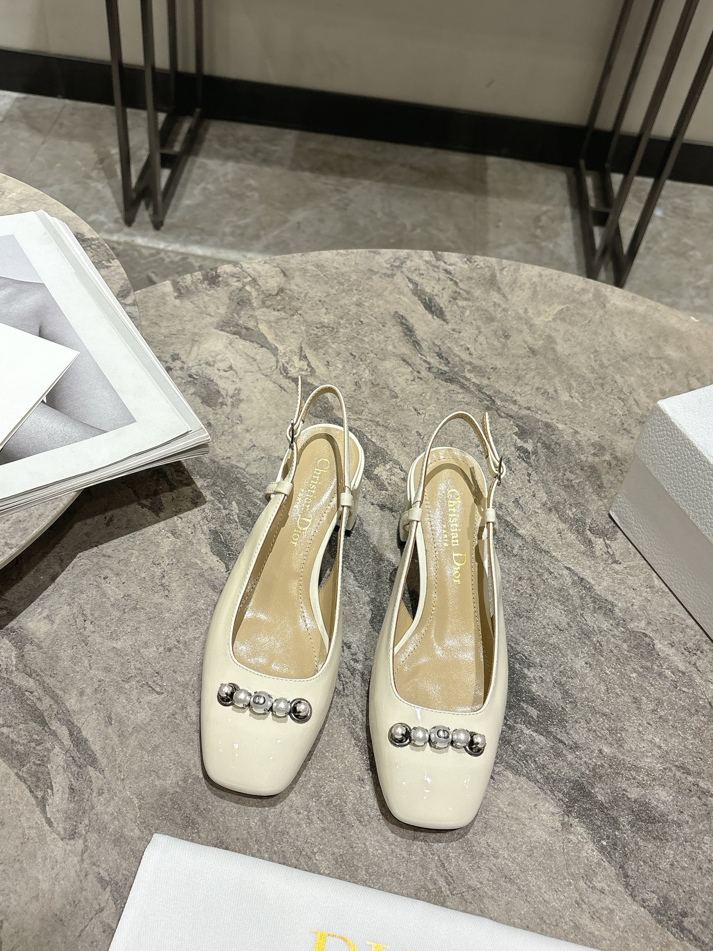 NO:228094,Dio Dio*r 2025 spring and summer haute couture series new Paris candy color high heel ballerina shoes CD letter logo pearl button thick heel bow sandals material imported beef patent leather / full grain calfskin   water dyed sheepskin inner lining   Italian genuine leather outsole Heel height: 5.5CM Size standard code 35-39 (40.41.42 customization without return or replacement), sandals, dior, dior, sandals, cowhide, sheepskin, Leather soles19860909迪奥 Dio*r 2025春夏高定系列新款Paris糖果色高跟芭蕾舞女鞋 CD字母logo珍珠扣粗跟蝴蝶结凉鞋 材质进口牛漆皮/全粒面小牛皮 水染羊皮内里 意大利真皮大底 跟高:5.5CM 码数标准码35-39（40.41.42定制不退不换）,凉鞋,dior,dior,sandals,cowhide,sheepskin,Leather soles,Women's Shoes