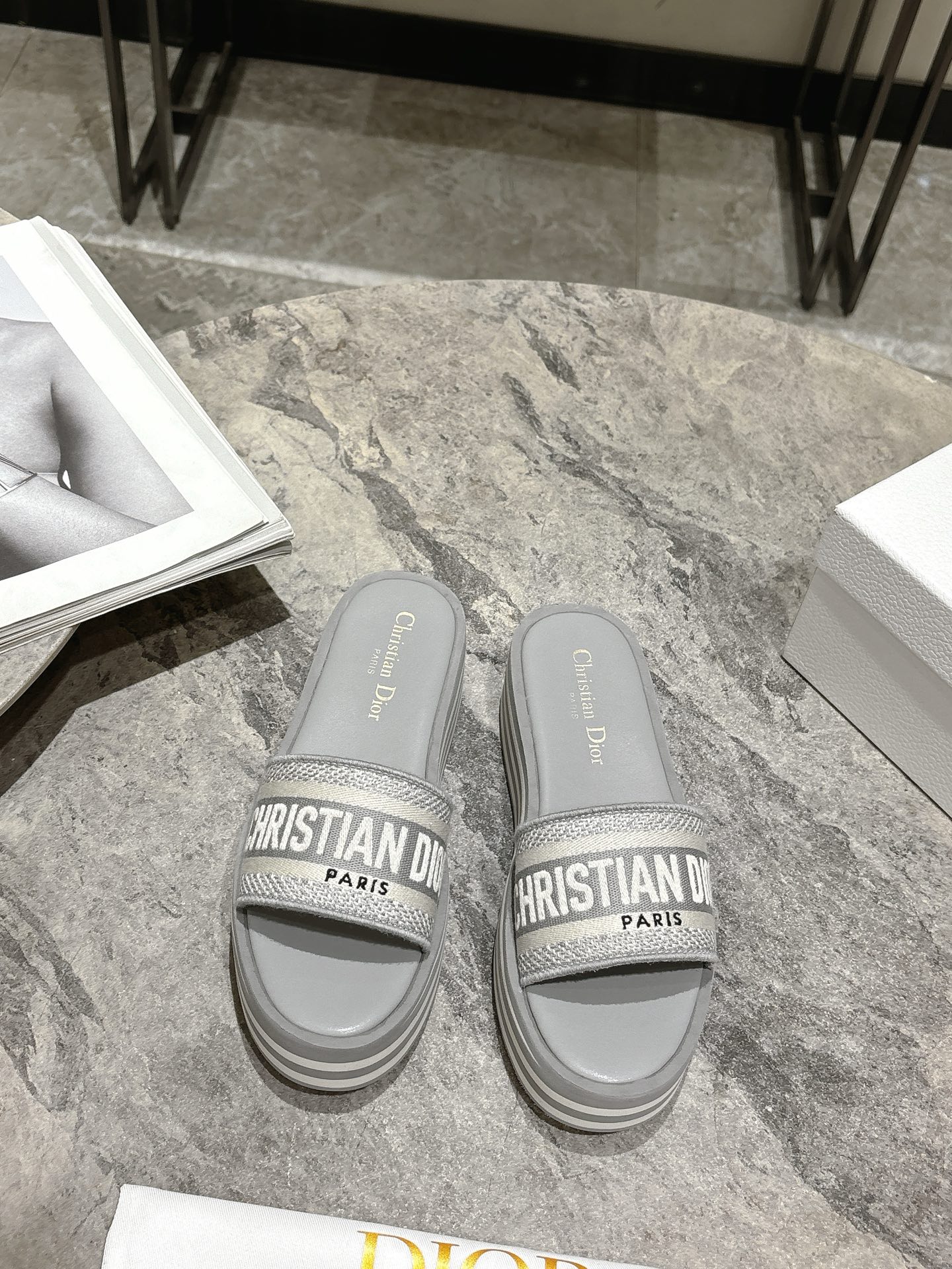 NO:469483,Dio*r Spring and Summer New Thick-soled Sandals CD Letter Logo Three-dimensional Embroidery Thick-soled Round-toe Open-toe Slippers Original development top-level version, soft and delicate feet, super light, and extremely comfortable. Material: imported electric embroidery on the upper Original high elastic and wear-resistant combination combination sole 5cm high-rise enhancement tool Size35-41 (40.41. Custom made no return or replacement), slippers sandals, dior, dior, sandals, slippers19860909Dio*r迪奥春夏新款厚底凉拖 CD字母logo立体刺绣厚底圆头露趾拖鞋 原版开发市面顶级版本,脚感柔软细腻,大底超级轻 舒适度极高 材质:鞋面进口电绣刺绣 原版高弹耐磨溶组合大底 大底5cm妥妥的增高神器 Size35-41（40.41.定做不退不换）,拖鞋凉鞋,dior,dior,sandals,slippers,Women's Shoes