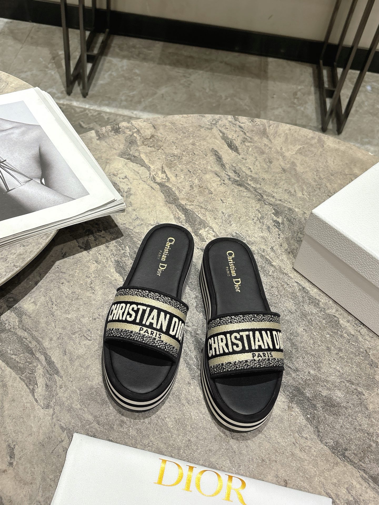 NO:228172,Dio*r Spring and Summer New Thick-soled Sandals CD Letter Logo Three-dimensional Embroidery Thick-soled Round-toe Open-toe Slippers Original development top-level version, soft and delicate feet, super light, and extremely comfortable. Material: imported electric embroidery on the upper Original high elastic and wear-resistant combination combination sole 5cm high-rise enhancement tool Size35-41 (40.41. Custom made no return or replacement), slippers sandals, dior, dior, sandals, slippers19860909Dio*r迪奥春夏新款厚底凉拖 CD字母logo立体刺绣厚底圆头露趾拖鞋 原版开发市面顶级版本,脚感柔软细腻,大底超级轻 舒适度极高 材质:鞋面进口电绣刺绣 原版高弹耐磨溶组合大底 大底5cm妥妥的增高神器 Size35-41（40.41.定做不退不换）,拖鞋凉鞋,dior,dior,sandals,slippers,Women's Shoes