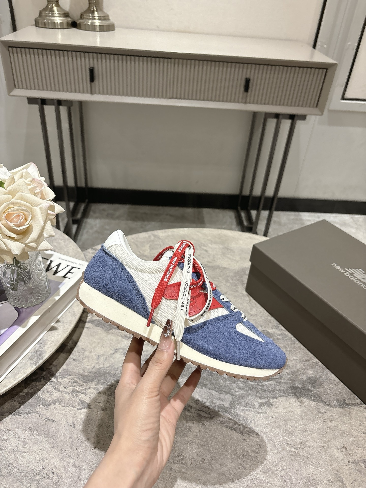 NO:228064,The same NB471 New Balance 471 shoes of Zhang Yuanying are based on the classic 320 shoes and use a slim last to outline a light appearance that fits daily wear, while depicting a retro charm through details. The iconic toe with widened shoelaces makes the visual proportions look more slender and neat; the sponge design exposed on the tongue adds a retro layer and evokes the classic memory of running shoes in the 1970s. The light and thin EVA midsole combines comfortable rebound and stable support, giving the wearer a lighter foot feeling and exploring the city and outdoors freely. Whether it is in a fast-paced urban commuting or a relaxed and casual daily leisure, you can easily adapt to a variety of styles to create a distinctive style expression. Color: Soft purple/intelligent white/energetic blue  Size: Women's 35-39 (40.41 custom made), casual shoes/sports shoes, sneakers19860909张元英同款NB471New Balance 471鞋款以经典320鞋款为蓝本,采用纤细鞋楦,勾勒出更贴合日常穿搭的轻盈外形,同时通过细节刻画复古韵味.标志性的鞋头搭配加宽鞋带,视觉比例更显修长利落；鞋舌处外露的海绵设计,增添复古层次,唤起70年代跑鞋的经典记忆.轻薄EVA中底兼具舒适回弹与稳定支撑,赋予穿着者更轻盈的脚感,自在探索都市与户外.无论是在快节奏的都市通勤,还是轻松随性的日常休闲,都能游刃有余地适配多种风格,塑造个性鲜明的风格表达. 颜色:柔和紫/智性白/活力蓝 码数:女35-39(40.41定做),休闲鞋/运动鞋,sneakers,Women's Shoes