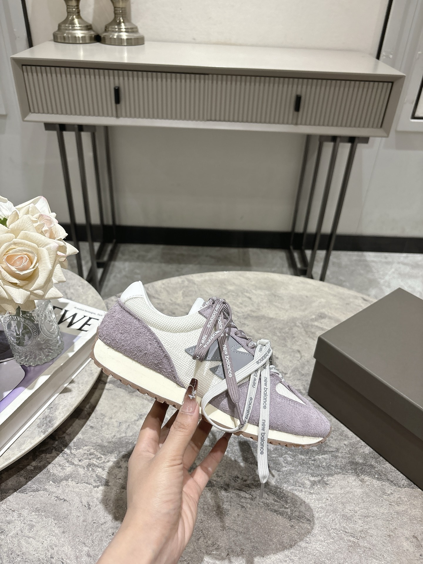 NO:228069,The New Balance 471 shoe model of Zhang Yuanying is based on the classic 320 shoe model and uses a slender last to outline a light appearance that fits daily wear, while depicting a retro charm through details. The iconic toe paired with widened shoelaces, making the visual proportions look more slender and neat; the sponge design exposed on the tongue adds a retro layer and evokes the classic memory of running shoes in the 1970s. The light and thin EVA midsole combines comfortable rebound and stable support, giving the wearer a lighter foot feeling and exploring the city and outdoors freely. Whether it is in a fast-paced urban commuting or a relaxed and casual daily leisure, you can easily adapt to a variety of styles to create a distinctive style expression. Color: Soft purple/intelligent white/energetic blue  Size: Women's 35-39 (40.41 custom made), casual shoes/sports shoes, sneakers19860909张元英同款New Balance 471鞋款以经典320鞋款为蓝本,采用纤细鞋楦,勾勒出更贴合日常穿搭的轻盈外形,同时通过细节刻画复古韵味.标志性的鞋头搭配加宽鞋带,视觉比例更显修长利落；鞋舌处外露的海绵设计,增添复古层次,唤起70年代跑鞋的经典记忆.轻薄EVA中底兼具舒适回弹与稳定支撑,赋予穿着者更轻盈的脚感,自在探索都市与户外.无论是在快节奏的都市通勤,还是轻松随性的日常休闲,都能游刃有余地适配多种风格,塑造个性鲜明的风格表达. 颜色:柔和紫/智性白/活力蓝 码数:女35-39(40.41定做),休闲鞋/运动鞋,sneakers,Women's Shoes