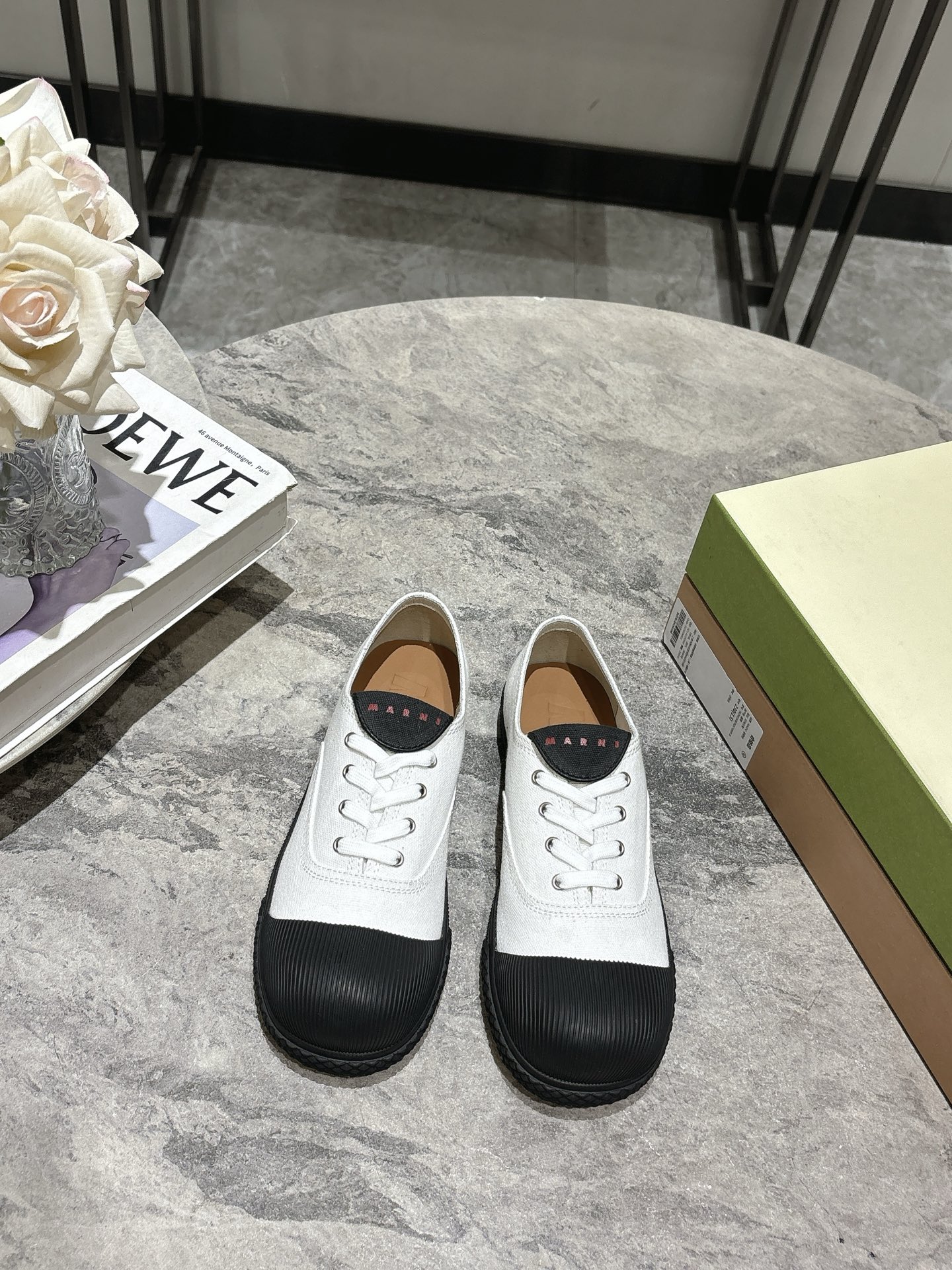 NO:228097,Marn* 25ss new couple big toe shoes, so cute. MARNI's new spring and summer 2025 COTTON WAVE men and women's big toe shoes continue the brand's usual simplicity and fashion style. The design inspires from the wave form of nature, combining comfort and trendy elements, and consumers who pursue personality and comfort. The shoes are really super light and soft, with fabric material and cowhide insole. It's easy to wear, and it's cute and cute!  Marni's new interpretation of cotton wave light sports shoes, canvas material. The toe is slightly raised, continuing the Martin boot toe design, giving the toe more room for activities and stretching. Shocking is coming, the same style as men and women!  Super good looking!  Canvas, inner cowhide, original molded rubber sole, women's size 35-39 (40 custom made, no return or replacement) men's size 40-44 (45 custom made, no return or replacement), loafers, marni, loafers, boots, sneakers, cowhide19860909Marn* 25ss 新款情侣款大头鞋 太萌了 MARNI 2025春夏新品的COTTON WAVE男女同款大头鞋,延续了品牌一贯的简约与时尚风格.设计灵感来源于自然界的波浪形态,结合了舒适与潮流元素,追求个性与舒适的消费者.鞋真的超级轻软,布面的材质,牛皮的内底.好穿到不行,萌萌哒很可爱！ marni全新演绎cotton wave 轻便运动鞋,帆布材质.鞋头微翘,延续马丁靴鞋头设计,给脚趾更多活动舒展空间 震撼来袭 男女同款！超级好看！ 鞋面帆布 内里牛皮 大底原版开模橡胶底 女码35-39（40定做不退不换） 男码40-44（45定做不退不换）,乐福鞋,marni,loafers,boots,sneakers,cowhide,Women's Shoes