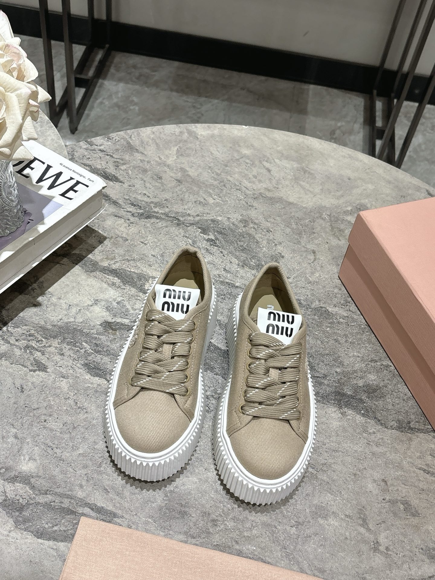 NO:240843,Miumiu Miumiu 2025 Spring New Style Thick-soled Cookie Shoes Semi-trolled Latest Show, Classic Upgrade Comfort and Fashion Couple Each color matches well, design and matching different styles. Upper: Original Customized Cloth Inner: Original Customized Sheepskin Inner Outsole: Original Open-Die Anti-Slip Outsole Size: 35-39 (40 Customized), Casual Shoes/Sports Shoes Semi-trolled, Miumiu, Sneakers, Sheepskin19860909批 缪缪Miumiu2025春新款 厚底饼干鞋 半拖最新走秀款,经典升级 舒适度与时髦度并存 每个颜色搭配都好看,设计搭配不同风格需求 鞋面:原版定制布 内里:原版定制羊皮内里 大底:原版开模防滑大底 码数:35-39(40定做),休闲鞋/运动鞋半拖,miumiu,sneakers,sheepskin,Women's Shoes