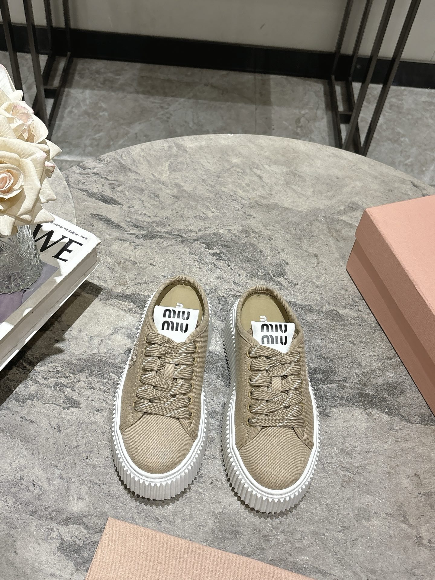 NO:228208,Miumiu Spring New Style Thick-soled Cookies Shoes Semi-Travel Latest Show Style, Classic Upgrade, Comfort and Fashion Couple Each color is good, Design and matching different styles. Upper: Original Customized Cloth Inner: Original Customized Sheepskin Inner Outsole: Original Open-Die Anti-Slip Outsole Size: 35-39 (40 Customized), Half-Travel Single Shoes, Miumiu, Sheepskin19860909缪缪Miumiu春新款 厚底饼干鞋 半拖最新走秀款,经典升级 舒适度与时髦度并存 每个颜色搭配都好看,设计搭配不同风格需求 鞋面:原版定制布 内里:原版定制羊皮内里 大底:原版开模防滑大底 码数:35-39(40定做),半拖单鞋,miumiu,sheepskin,Women's Shoes