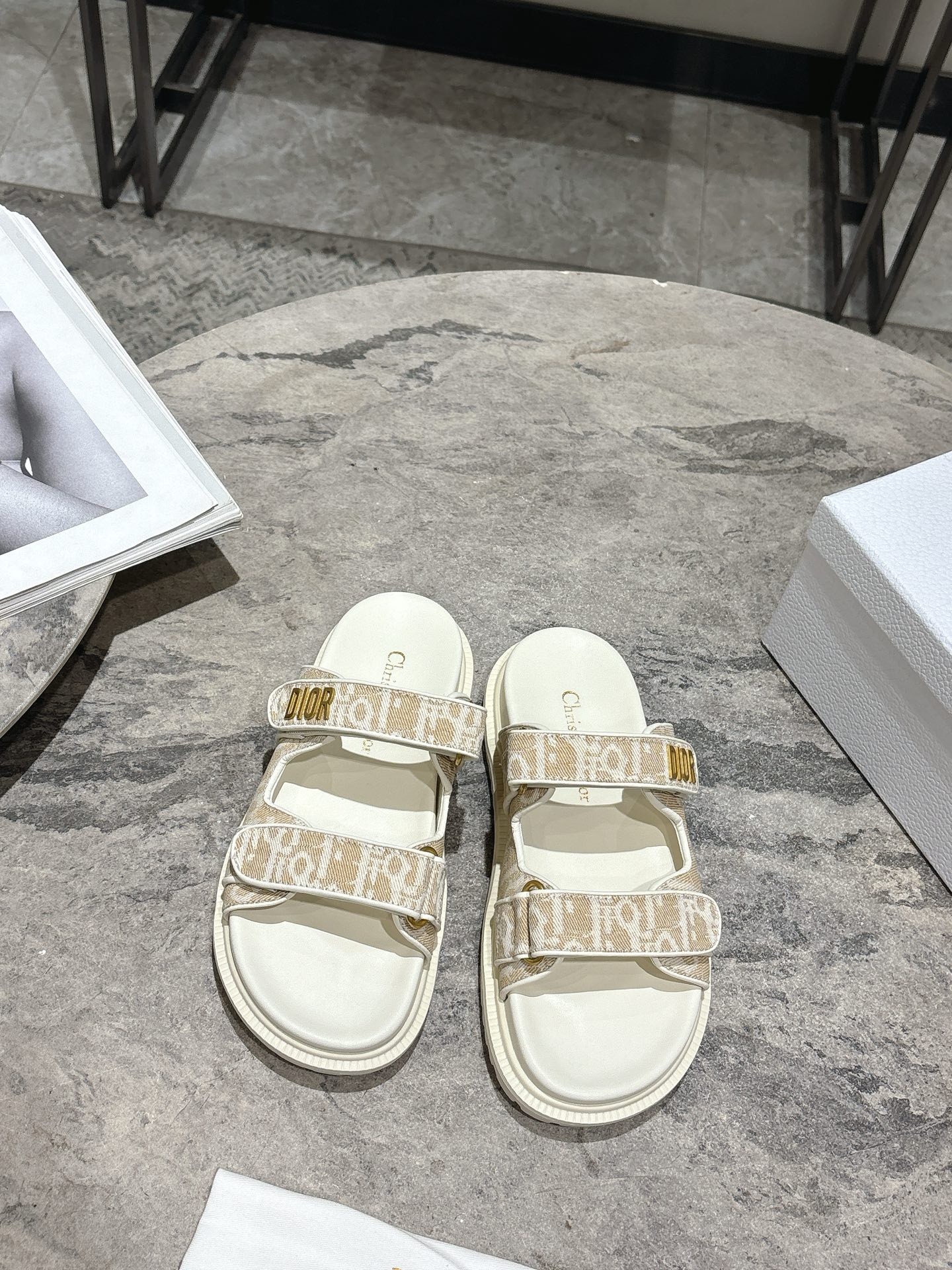 NO:228100,Dior's latest spring and summer sandals, a lot of celebrity grass plantings, classic style design, Dior LOGO silkscreen embellishment, super beautiful and super versatile, very soft upper on the upper, original fabric surface, inner cloth surface, genuine mold opening TPU sole size 35-39. (40.41 customized), slippers sandals, dior, dior, sandals, slippers19860909Dior迪奥春夏最新款凉拖鞋、超多明星网红种草、经典的版型设计上迪奥LOGO丝印点缀、超好看超百搭、上脚非常柔软鞋面原版布面,内里布面、正品开模TPU大底 码数35-39.(40.41定做),拖鞋凉鞋,dior,dior,sandals,slippers,Women's Shoes