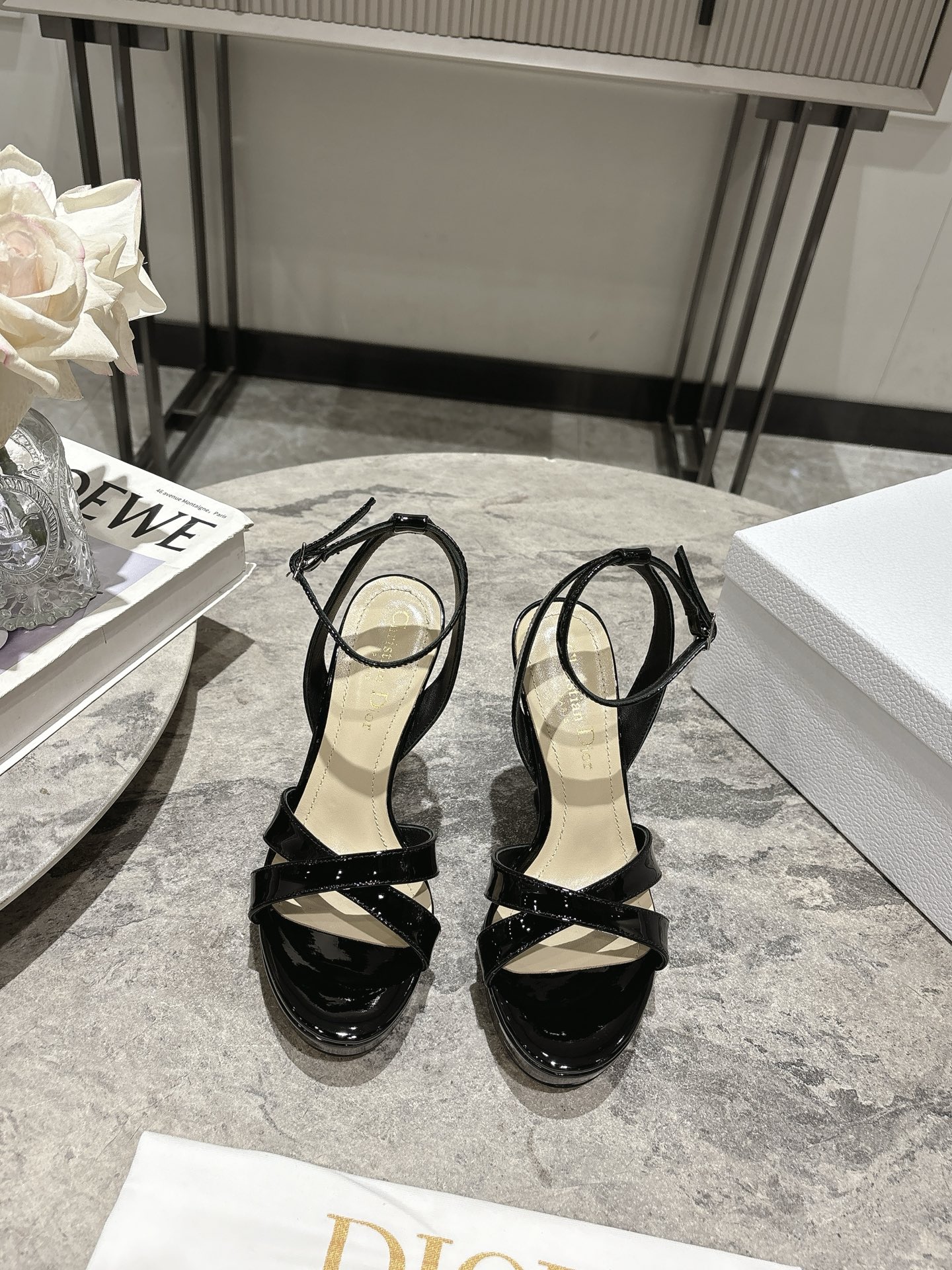 NO:228091,Dior 2025 Spring and Summer Show new Tribales high heel cross-belt women's shoes CD star same rhinestone letter logo hardware buckle waterproof platform sandals Material: original custom silk / imported metal sheepskin   water dyed sheepskin inner lining footbed   original molded rhinestone hardware buckle   Italian leather outsole heel height 11CM / waterproof platform height 3CM size 35-39 (40.41.42 custom no return), sandals, balenciaga, dior, dior, sandals, sheepskin, real silk, Leather soles19860909Dior 迪奥 2025春夏走秀新款Tribales高跟交叉带露趾女鞋 CD明星同款水钻字母logo五金扣防水台凉鞋 材质:原版定制真丝/进口金属羊皮 水染羊皮内里垫脚 原版开模水钻五金扣 意大利真皮大底 跟高11CM/防水台高3CM size 35-39（40.41.42定制不退换）,凉鞋,balenciaga,dior,dior,sandals,sheepskin,real silk,Leather soles,Women's Shoes