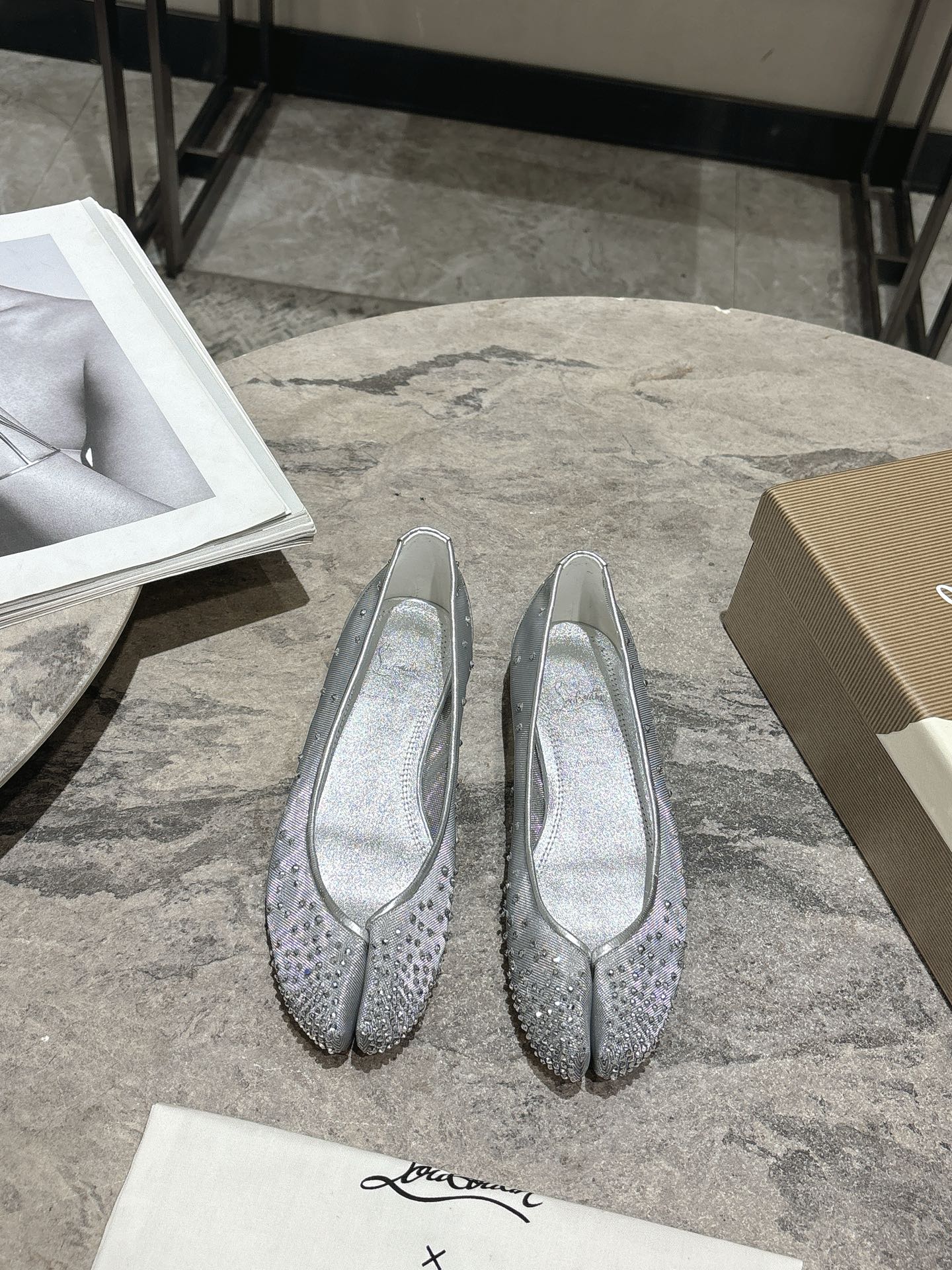 NO:228130,, CL x MaisonMargiela Co-branded model split toe Mary Jane single shoes are coming!  It's so fragrant, the beautiful and colorful girly feeling is coming to my face!  Fashion items that cannot be missed. Simple and stylish beauty. The leader in running volume, must-have items for split toes. Fashionable age-reducing artifact. The casual and straightforward design. Integrate the unique logo of MM6 and meet the daily life. Leisure and vacation. Versatile. True and beautiful. Upper: original mesh rhinestone. Inner footbed sheepskin. Original custom rubber outsole. Size 35-39 (40.41.42. Customized for non-return and exchange), split toe shoes, christian louboutin,masion margiela,masion margiela,mary jane,sheepskin.19860909, CL x MaisonMargiela 马吉拉 联名款 分趾 玛丽珍 单鞋 火爆来袭！太香了,靓丽多彩少女感扑面而来！ 不容错过的时尚单品 简单又有格调的美 跑量扛把子,分趾必入单品 时尚减龄神器 随性率真的感脚 简单高级的设计 融入MM6独有的标志分趾,同时满足日常 休闲渡假 百搭 真心巴适 鞋面:网纱原版水钻 内里垫脚羊皮 鞋底原版定制橡胶大底 码数35-39（40.41.42定做不退换）,分趾鞋,christian louboutin,masion margiela,masion margiela,mary jane,sheepskin,Women's Shoes