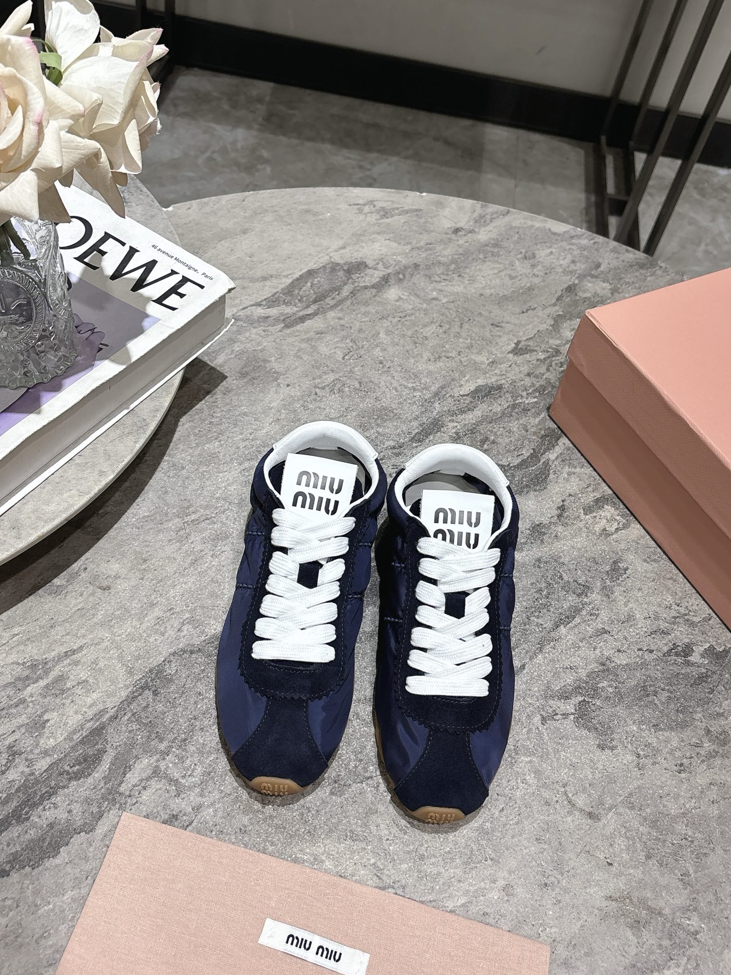 NO:228158,Miumiu Miu Spring and Summer latest catwalk casual dirty shoes/sports white shoes. A model that domestic and foreign bloggers have been browsing. The little red book grass planting series is retro and fashionable. The simple sports shoe design, the recognizable tongue creates a Buddhist sweet casual style~~ The aura of the foot is very casual, long skirts, shorts, and wears a unique style~~ Use cow back fleece custom fabric, inner cowhide, original private model outsole size 35-39 (40 customized), casual shoes/sports shoes, miumiu, sneakers, skirts, shorts, cowhide19860909miumiu缪缪春夏最新走秀款 休闲脏脏鞋/运动小白鞋 国内外博主刷爆的一款,小红书种草系列,复古又时髦上脚美炸了 简约的运动板鞋设计,极具辨识度的鞋舌,打造佛系甜美的休闲风~~上脚气场十足随意搭配,长裙,短裙,短裤,穿出与众不同的风格~~ 选用牛反绒定制布料 内里牛皮里,原版私模大底 码数35-39 (40定做),休闲鞋/运动鞋,miumiu,sneakers,skirts,shorts,cowhide,Women's Shoes