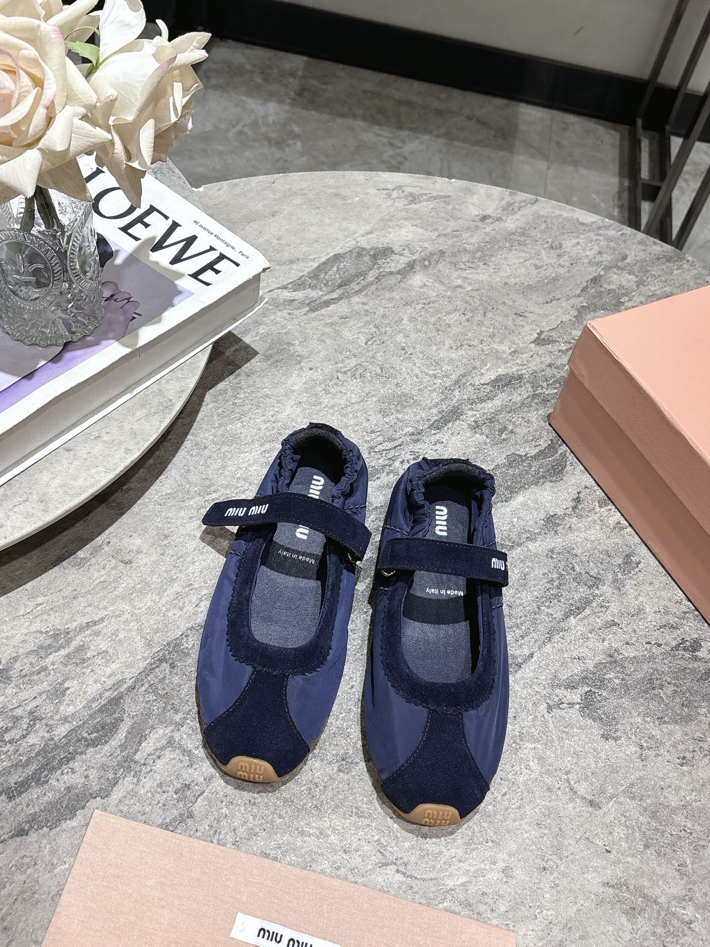 NO:228162,Miumiu Miu Spring and Summer latest Forrest Gump shoes Desert ballet shoes. A model that domestic and foreign bloggers have been browsing. The small red book grass planting series is retro and fashionable. The simple sports shoe design, the recognizable tongue creates a Buddhist sweet casual style~~ The aura of the foot is very casual, long skirts, shorts, and shorts, wearing a unique style~~ Use cow back velvet custom fabric, inner cowhide, original private model outsole size 35-39 (40 customized), casual shoes/sports shoes, miumiu, sneakers, skirts, shorts, cowhide19860909miumiu缪缪春夏最新走秀款阿甘鞋德训芭蕾舞鞋 国内外博主刷爆的一款,小红书种草系列,复古又时髦上脚美炸了 简约的运动板鞋设计,极具辨识度的鞋舌,打造佛系甜美的休闲风~~上脚气场十足随意搭配,长裙,短裙,短裤,穿出与众不同的风格~~ 选用牛反绒定制布料 内里牛皮里,原版私模大底 码数35-39 (40定做),休闲鞋/运动鞋,miumiu,sneakers,skirts,shorts,cowhide,Women's Shoes