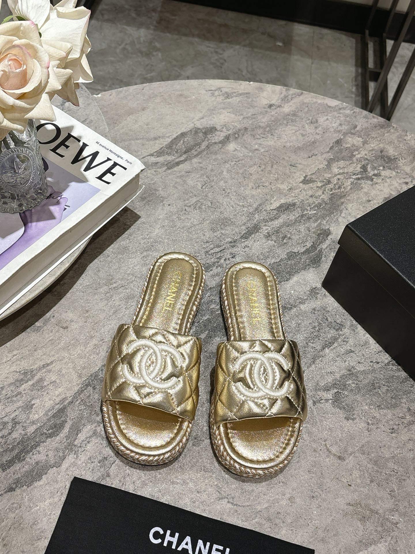 NO:228078,Xiaoxiang Chanel early spring new double C embroidered flat-sole slippers. The original mold is 1:1 and is made with great effort. Xiaohongshu is very popular. It looks good no matter how you match it. A must-have for fashionable beauty. Chanel women loves simplicity and irresistible. Upper sheepskin inner lining: sheepskin inner lining outsole: rubber outsole hemp rope woven Size: 35-39 (40 custom made), slippers, chanel, chanel, slippers, sheepskin19860909小香Chanel早春新款双C刺绣平底一字拖鞋 原版开模1:1倾力打造,小红书力推款,怎么搭配都好看,时髦精必备,香奈儿女士钟爱简约又难以抗拒系 鞋面羊皮 内里:羊皮内里 大底:橡胶大底麻绳编织 码数:35-39（40定做 ),拖鞋,chanel,chanel,slippers,sheepskin,Women's Shoes