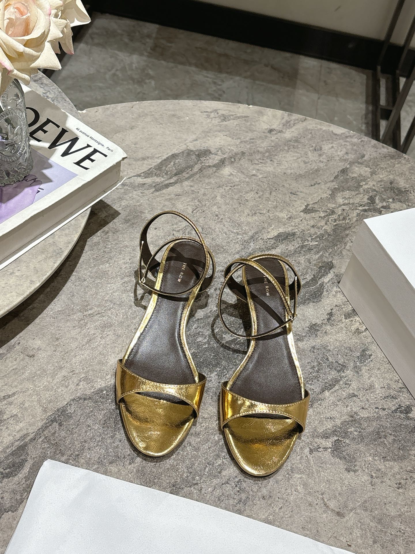 NO:228122,The Row 25ss kitten and simple open-toe lace-up sandals are so simple and fashionable!  There is no unnecessary design. It has a high-end and simple feeling, in fact, in addition to being good-looking, its comfort is really easy to wear so much that it is hard to take off!  Match with jeans, suit pants, skirts are not inconsistent, original fabric cowhide, footbed sheepskin, sole genuine leather outsole, size 35/40 (40 custom made, no return or replacement), sandals, sandals, skirts, jeans, business suit, cowhide, sheepskin, Leather soles19860909The Row 25ss小猫跟简约露趾系带凉鞋 太简约时髦啦！没有一丢丢多余的设计 有一丢高级又简约的感觉其实除了好看以外它的舒适度真的是好穿到舍不得脱下来啦！ 搭配牛仔裤 西装裤 半身裙都毫无违和感 面料原版牛皮 垫脚羊皮 鞋底真皮大底 码数35/40（40定做不退不换）,凉鞋,sandals,skirts,jeans,business suit,cowhide,sheepskin,Leather soles,Women's Shoes