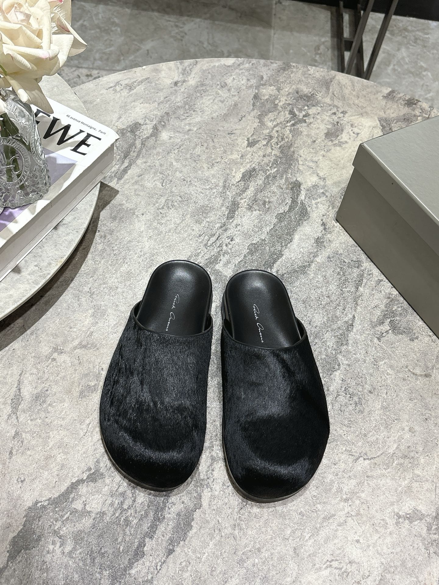 NO:228070,Women, men, 10, Rick Owens25ss couples curved Birken semi-trail series Megalace mule granola Dark Pioneer Pentagram Crazy Lace Style Family logo design. Cowhide quad buckle rear strap can be disassembled, Velcro belt can also be adjusted at will. Unlock different outfits. Two glossy fabrics can be selected for black matte calfskin/black horsehair inner cowhide large bottom original pu foam/rubber combination large bottom number for women 35-39 male 41-44 (female 40 male 45 customized) original packaging, semi-trail, cowhide19860909女 男10, Rick Owens25ss情侣款弧形勃肯半拖系列 Megalace mule granola 暗黑先锋五芒星疯狂系带款家族标识设计.牛皮四合扣後帶還可以拆卸,魔术貼皮帶還可以隨意調節鬆緊.解鎖不同穿搭方式 光面2款面料可选黑色哑光小牛皮/黑色马毛 内里牛皮 大底原版pu发泡/橡胶组合大底 码数女35-39男41-44(女40男45定做) 原版包装,半拖,cowhide,Women's Shoes