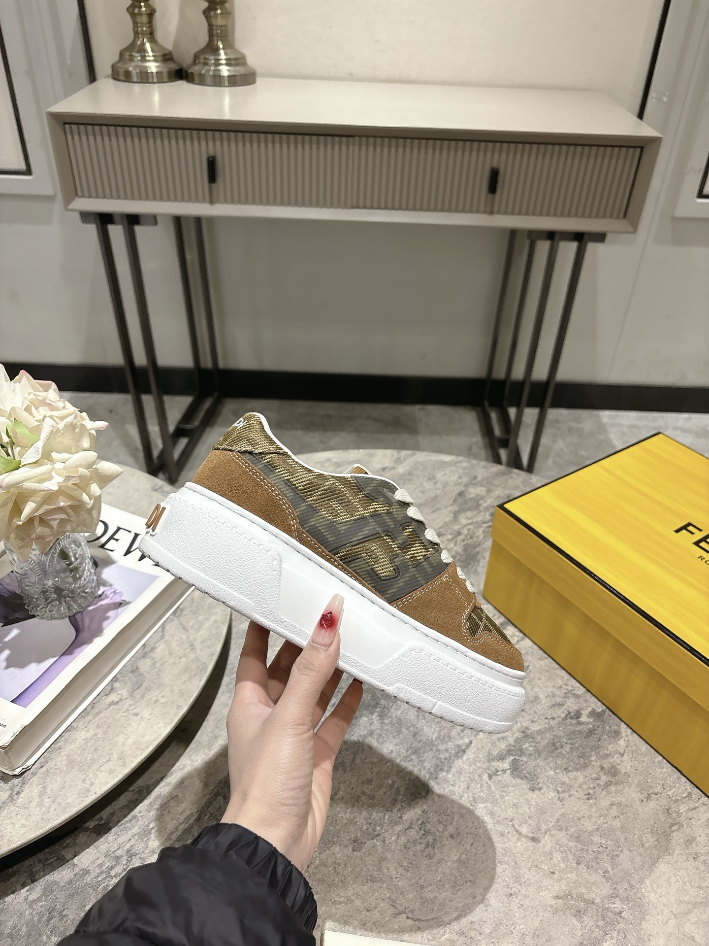 NO:228055,Women's top version Fendi/ Match new thick-soled sports shoes, a sneaker made by Kim Jones, made of leather and reverse velvet, perfectly reproduces the retro style. The overall shoe design is simple and casual. The side of the shoe has classic FF pattern stitching, the sole has brand letters with low-key and luxurious, the original foamed sole increases height and makes it look slim and perfectly matched with [Rose] Size 35-39 (40 customized), casual shoes/sports, fendi, sneakers19860909女 顶级版本Fendi/ Match 新款厚底运动板鞋 ,由Kim Jones倾情打造的一款运动鞋,采用皮革和反绒皮制成完美再现复古风格,整体鞋型设计简约,休闲感十足,鞋侧带有经典FF图案缝线,鞋底带着品牌字母杂纹低调奢华,原版发泡大底 增高显瘦 完美驾驭,搭配[玫瑰] 码数35-39(40定做),休闲鞋/运动鞋,fendi,sneakers,Women's Shoes