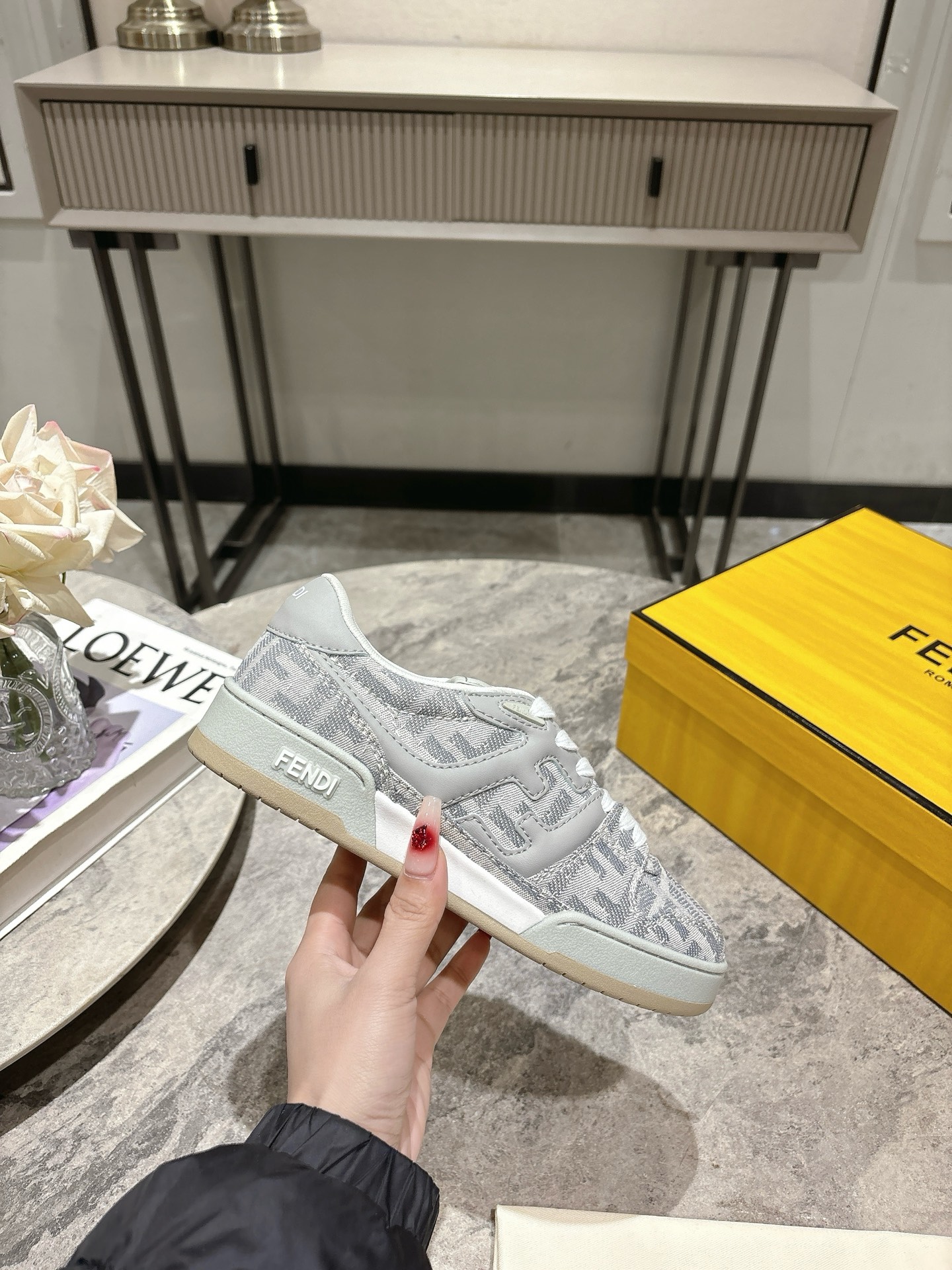 NO:228059,Women's 10 top version Fendi/ Match new sports shoes, a sneaker made by Kim Jones, made of leather and patent leather, perfectly reproduces the retro style, the overall shoe design is simple and casual, the shoe side has classic FF pattern stitching, the sole has brand letters with low-key and luxurious, the same style as men and women, perfectly controlled, matched with [rose] size women 35-39 men 39-44 (customized for women 40), casual shoes/sneakers, fendi, sneakers19860909女 男10 顶级版本Fendi/ Match 新款运动板鞋 ,由Kim Jones倾情打造的一款运动鞋,采用皮革和漆皮制成完美再现复古风格,整体鞋型设计简约,休闲感十足,鞋侧带有经典FF图案缝线,鞋底带着品牌字母杂纹低调奢华,男女同款 完美驾驭,搭配[玫瑰] 码数女35-39 男39-44(女40定做),休闲鞋/运动鞋,fendi,sneakers,Women's Shoes