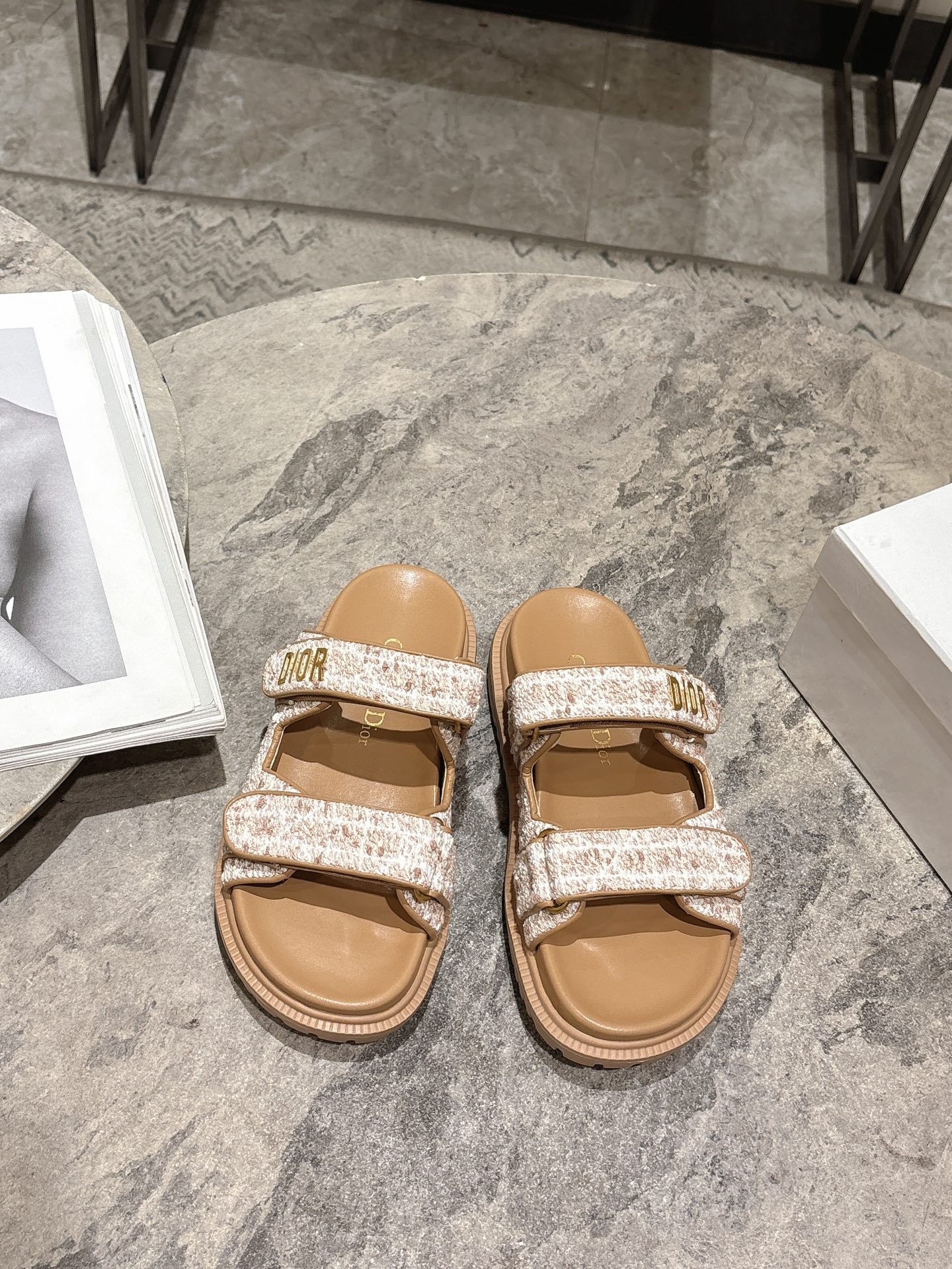 NO:921723,Dior Dior's latest spring and summer sandals, with many celebrity internet celebrities, classic silhouette design decorated with Dior LOGO screen printing, super good-looking and versatile, very soft on the feet, original cloth upper, cloth lining, genuine molded TPU outsole, size 35-39. (40.41.42 custom-made), slippers, dior, dior, slippers19860909Dior迪奥春夏最新款凉拖鞋、超多明星网红种草、经典的版型设计上迪奥LOGO丝印点缀、超好看超百搭、上脚非常柔软鞋面原版布面,内里布面、正品开模TPU大底 码数35-39.(40.41.42定做),拖鞋,dior,dior,slippers,Women's Shoes