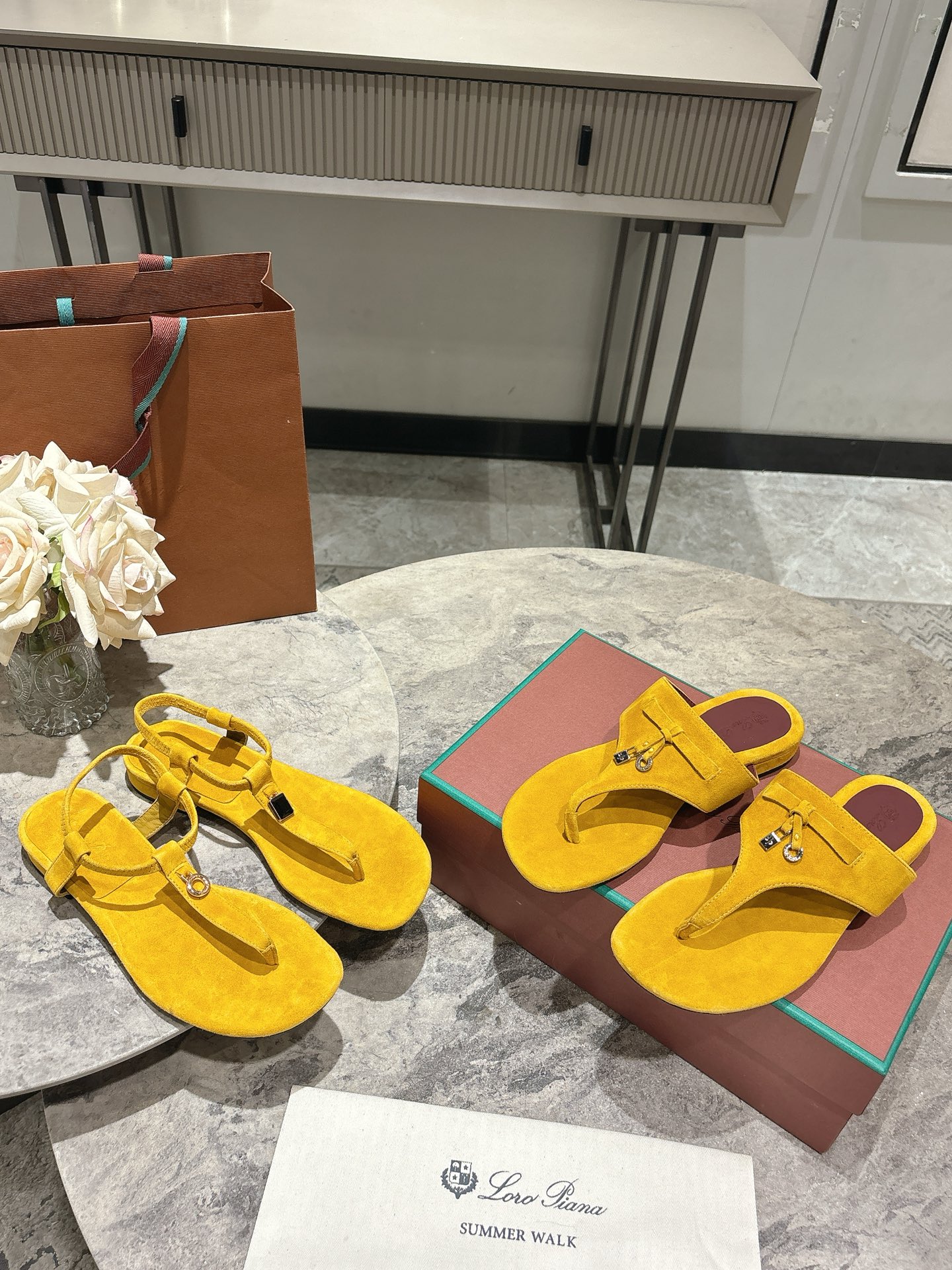 NO:261060,Sandals/slippers Loro Piana's classic hit lp top version British foot-clipper sandals It turns out that this is the legend that the foot-clipper sandals will not be tired even if you walk 20,000 steps. The appearance and feel will be completely lost. The minimalist design is eye-catching and durable, and the outfit is a plus for the outfit. The soft foot feel is outstanding, and it will not be polished. It is nice to match it with soft and glutinous soles. It is not tiring to wear it for a long time. Who can refuse a pair of versatile and beautiful loafers?  It’s simply too elegant, and you have both the feel and texture of your feet. The key is to make your legs look longer and not tired. The main one is just right!  Material upper imported matte leather, original matte leather inside (the fabric bag midsole is all matte leather) Outsole Italian genuine leather sole size 35-39 (customized for 40.41), slippers sandals, loro piana, loro piana, loafers, sandals, slippers19860909凉鞋/拖鞋 Loro Piana经典爆款出品lp顶级版本 英伦夹脚拖鞋凉鞋 原来这就是传说走两万步都不会累脚的夹脚凉鞋把颜值和脚感都拿捏住了,上脚一走就会被彻底沦陷～极简的设计吸睛耐看,穿搭加分项呀 软乎乎的脚感质感出众,不会磨脚就很nice搭配软软糯糯的鞋底,日常通行久穿不累哦 谁能拒绝得了一双百搭又好看的乐福鞋呢？简直不要太气质,脚感和质感都拿捏,关键是显腿长不累脚,主打的就是一个刚刚好！ 材质鞋面进口磨砂皮 内里原版磨砂皮（面料包中底都是磨砂皮） 大底意大利真皮鞋底 码数女码35-39（40.41定做）,拖鞋凉鞋,loro piana,loro piana,loafers,sandals,slippers,Women's Shoes