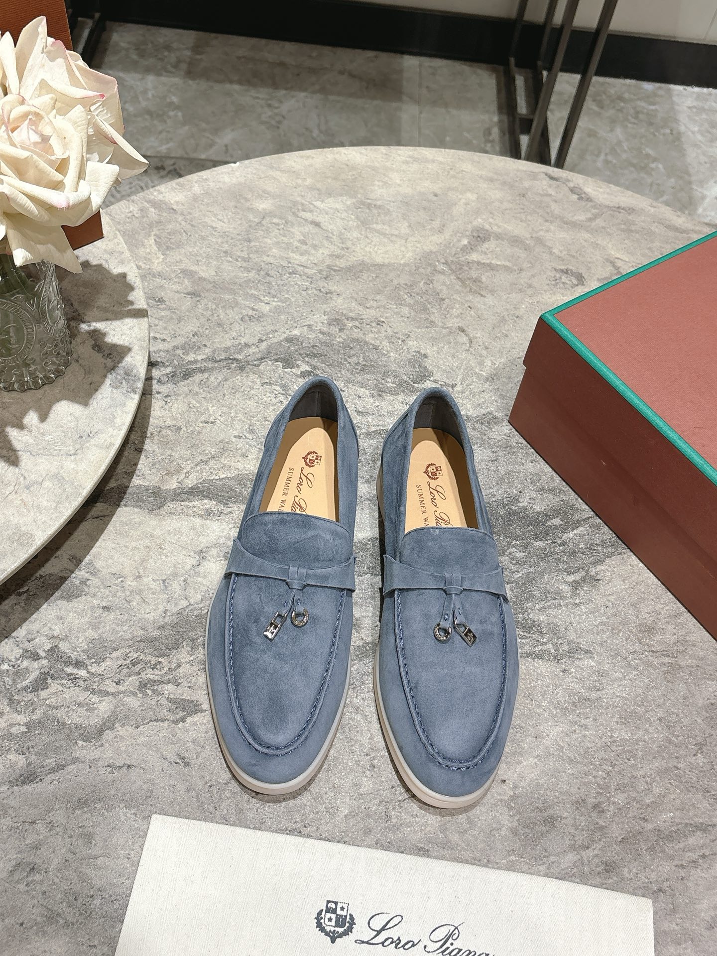 NO:261047,Single shoes: Women, Men 10; Loro Piana classic hit, lp top version of British tassel flat loafers produced by Dongguan factory. It turns out that this is the legendary loafers that will not be tired even if you walk 20,000 steps. This pair of loafers holds the appearance and feel of the feet, and you will be completely lost as soon as you walk on your feet~ The minimalist design is eye-catching and attractive, and the outfit is a plus for wearing. The soft foot feel is outstanding, and it will be nice to match it with a soft and glutinous sole. It is not tiring to wear it for a long time in daily life. Who can refuse a pair of versatile and beautiful loafers?  It’s simply too elegant, and you have both the feel and texture of your feet. The key is to make your legs look longer and not tired. The main one is just right!   Material Yangjing leather, inner water dyed beef lily, large sole original single beef tendon sole, size number for women 35-40 (40 41 customization, no return or replacement), men's 38-45 (38, 39, 45 customization, no return or replacement), casual shoes/sports semi-trail, loro piana, loro piana, loafers, sneakers, sheep19860909单鞋:女 男10; Loro Piana经典爆款 莞厂出品lp顶级版本英伦流苏平底乐福鞋 原来这就是传说走两万步都不会累脚的乐福鞋这双乐福鞋把颜值和脚感都拿捏住了,上脚一走就会被彻底沦陷～极简的设计吸睛耐看,穿搭加分项呀 软乎乎的脚感质感出众,不会磨脚就很nice搭配软软糯糯的鞋底,日常通行久穿不累哦 谁能拒绝得了一双百搭又好看的乐福鞋呢？简直不要太气质,脚感和质感都拿捏,关键是显腿长不累脚,主打的就是一个刚刚好！  材质羊京皮 内里水染牛里 大底原单牛筋底 码数女码35-40（40 41定制不退不换）, 男码38-45（38、39、45定制不退不换）,休闲鞋/运动鞋半拖,loro piana,loro piana,loafers,sneakers,sheep,Women's Shoes