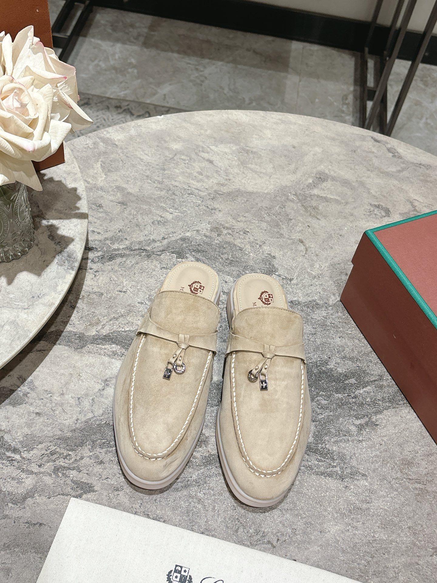 NO:261050,Semi-torch: Female, Men 10; Loro Piana classic hit, lp top version of British tassel flat loafers produced by Dongguan factory. It turns out that this is the legendary loafers that will not be tired even if you walk 20,000 steps. This pair of loafers holds the appearance and feel of the feet, and you will be completely lost as soon as you walk on your feet~ The minimalist design is eye-catching and attractive, and the outfit is a plus for the outfit. The soft foot feel is outstanding, and it will not be polished. It is nice to match it with a soft and glutinous sole. It is not tiring to wear it for a long time in daily life. Who can refuse a pair of versatile and beautiful loafers?  It’s simply too elegant, and you have both the feel and texture of your feet. The key is to make your legs look longer and not tired. The main one is just right!   Material Yangjing leather, inner water dyed beef lily, large sole original single beef tendon sole, size number for women 35-40 (40 41 customization, no return or replacement), men's 38-45 (38, 39, 45 customization, no return or replacement), casual shoes/sports semi-trail, loro piana, loro piana, loafers, sneakers, sheep19860909半拖:女 男10; Loro Piana经典爆款 莞厂出品lp顶级版本英伦流苏平底乐福鞋 原来这就是传说走两万步都不会累脚的乐福鞋这双乐福鞋把颜值和脚感都拿捏住了,上脚一走就会被彻底沦陷～极简的设计吸睛耐看,穿搭加分项呀 软乎乎的脚感质感出众,不会磨脚就很nice搭配软软糯糯的鞋底,日常通行久穿不累哦 谁能拒绝得了一双百搭又好看的乐福鞋呢？简直不要太气质,脚感和质感都拿捏,关键是显腿长不累脚,主打的就是一个刚刚好！  材质羊京皮 内里水染牛里 大底原单牛筋底 码数女码35-40（40 41定制不退不换）, 男码38-45（38、39、45定制不退不换）,休闲鞋/运动鞋半拖,loro piana,loro piana,loafers,sneakers,sheep,Women's Shoes