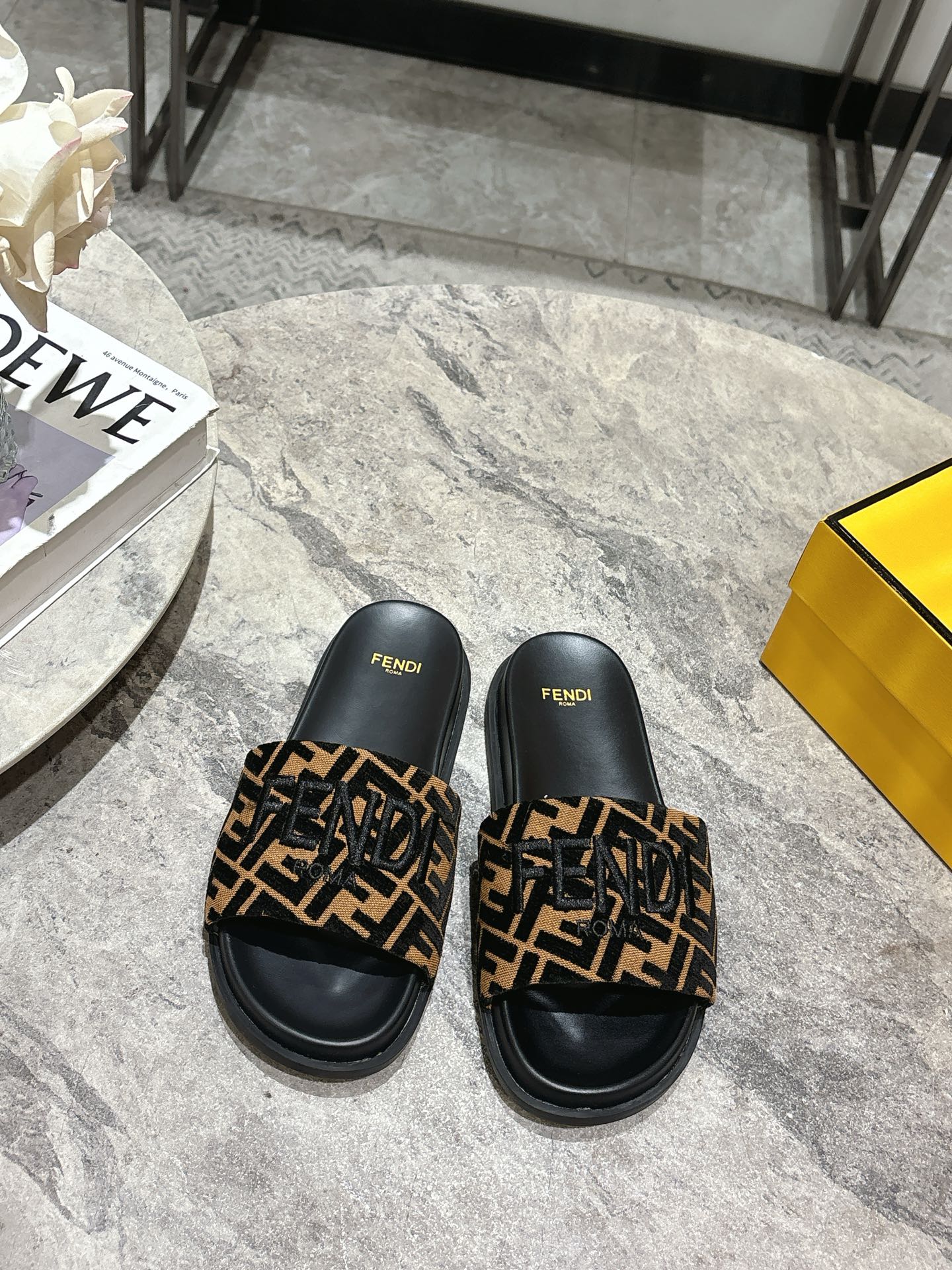 NO:255114,Fendi Couple Show Show main promotion slipper series, new products are launched, Fendi table foot design inspiration to be reinvented in this year's show, the season's new slippers are always designed to be full of high-end, high-end, elegant and versatile, and never out of date, and the following fashion trends cannot be taken down. The fabric is made of original ones, just like a custom-made towel fabric, the inner and foot pads are intended to make mixed-type sheepskin Original molded sole Size: 35-44 sizes, slippers, fendi, fendi, slippers, sheepskin19860909批Fendi 芬迪情侣款走秀主推拖鞋系列,新品上线,芬具桌脚设计灵感改创于今年秀场的主推系列鞋履 当季新品拖鞋,众所周知,鞋子永远设计为高级感满满的,高端大气上档次且百搭永不过时,时尚潮流追随的脚步却无法落下 面料选用原版一比一定制毛巾布料,内里和垫脚为意制混种绵羊皮 原版开模大底  Size:35-44码,拖鞋,fendi,fendi,slippers,sheepskin,Women's Shoes