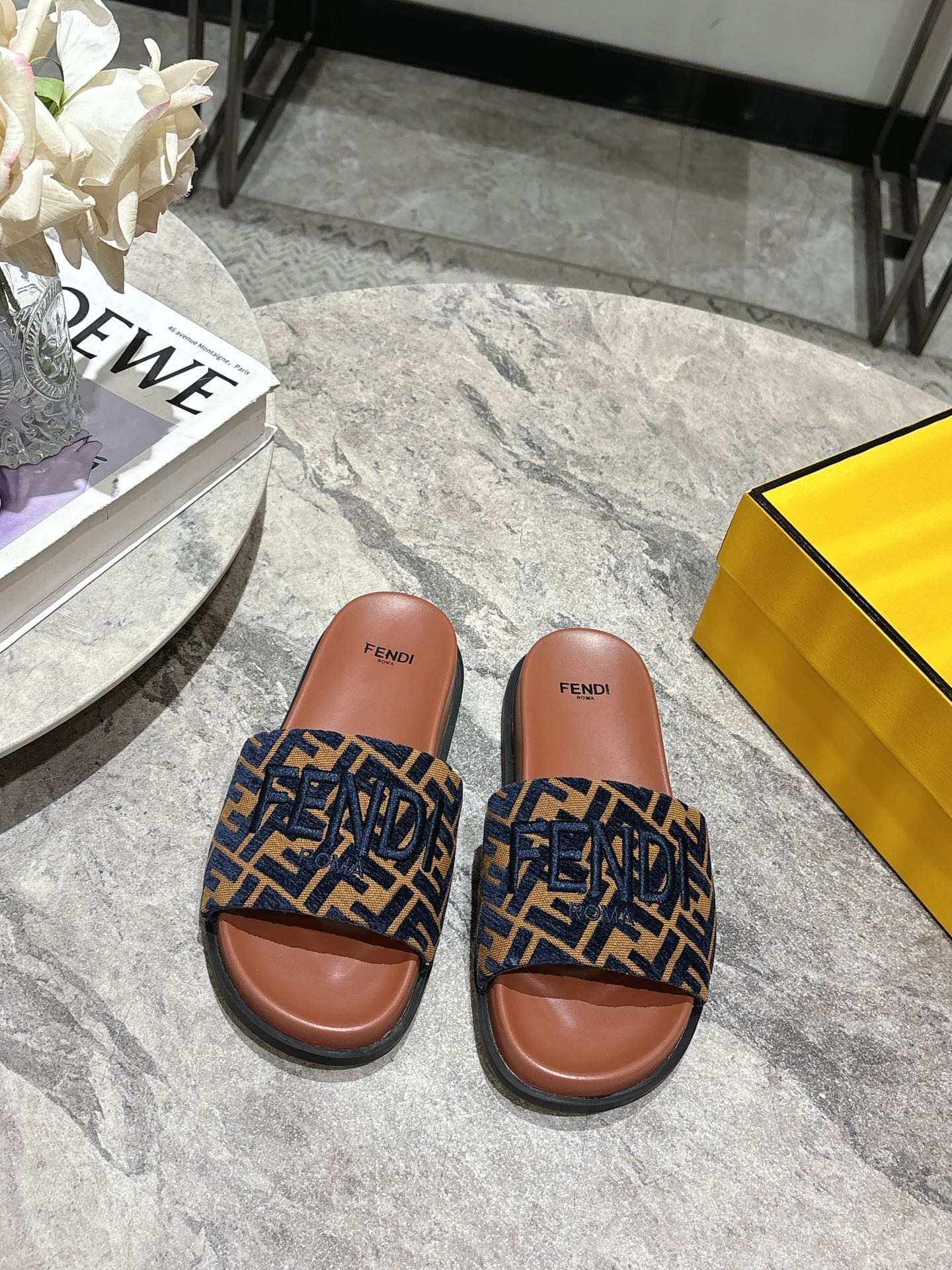 NO:255116,Fendi Couple Show Show main promotion slipper series, new products are launched, Fendi table foot design inspiration to be reinvented in this year's show, the season's new slippers are always designed to be full of high-end, high-end, elegant and versatile, and never out of date, and the following fashion trends cannot be taken down. The fabric is made of original ones, just like a custom-made towel fabric, the inner and foot pads are intended to make mixed-type sheepskin Original molded sole Size: 35-44 sizes, slippers, fendi, fendi, slippers, sheepskin19860909批Fendi 芬迪情侣款走秀主推拖鞋系列,新品上线,芬具桌脚设计灵感改创于今年秀场的主推系列鞋履 当季新品拖鞋,众所周知,鞋子永远设计为高级感满满的,高端大气上档次且百搭永不过时,时尚潮流追随的脚步却无法落下 面料选用原版一比一定制毛巾布料,内里和垫脚为意制混种绵羊皮 原版开模大底  Size:35-44码,拖鞋,fendi,fendi,slippers,sheepskin,Women's Shoes