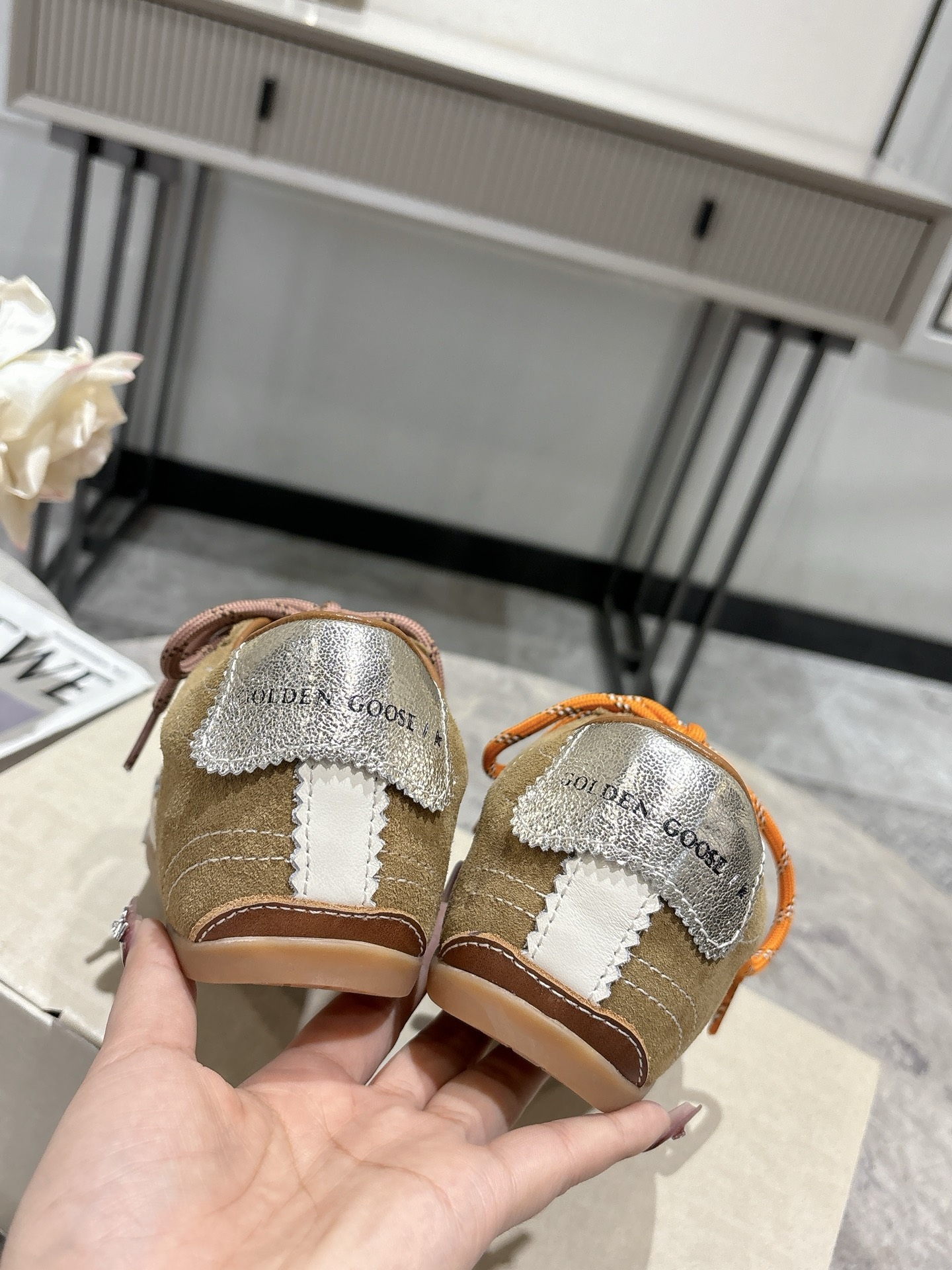 Golden Goose True Star Suede Sneakers with Contrasting Laces for Men and Women 10 i1744130711018 5314 0 8