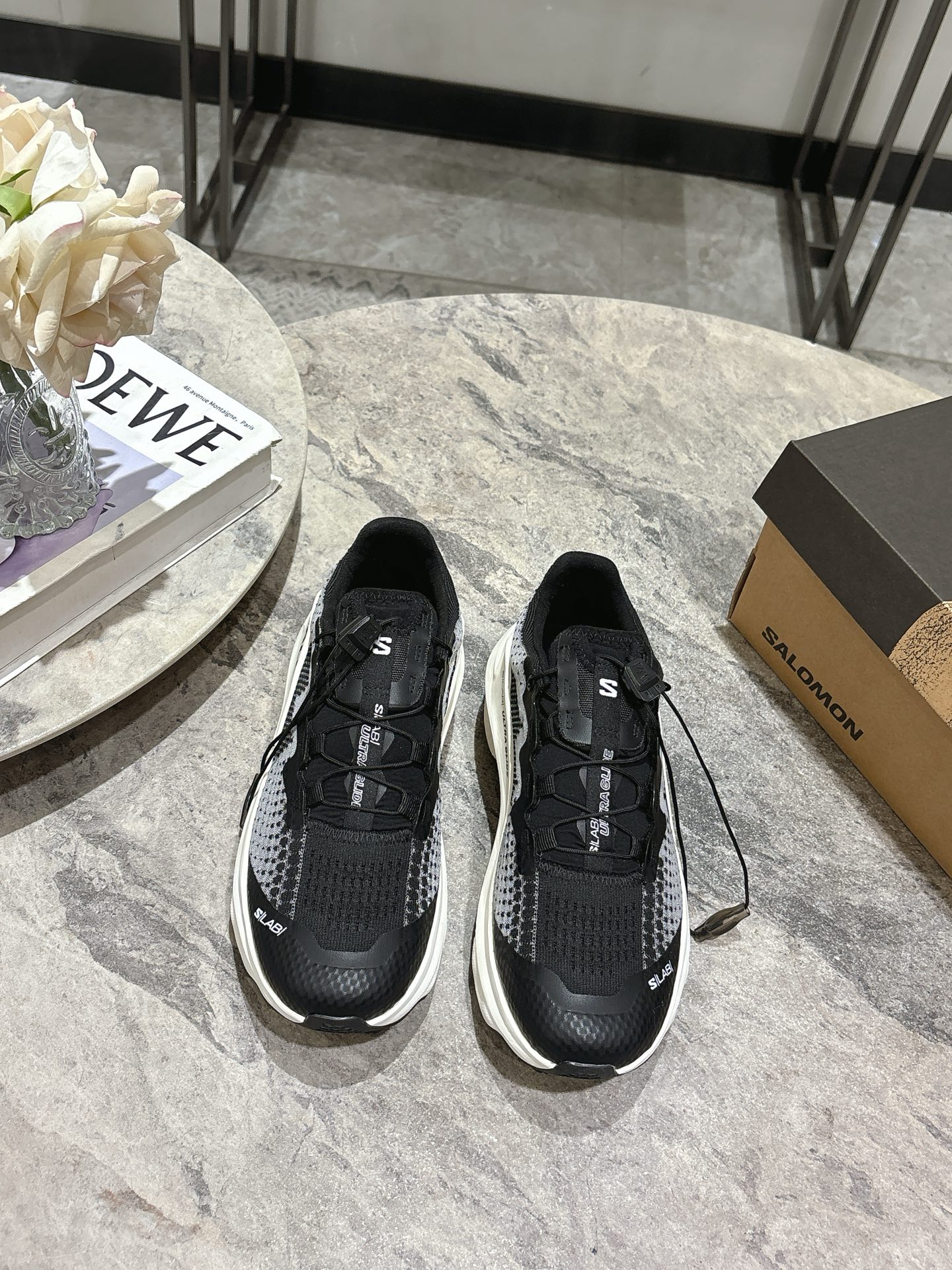 NO:437587,Salomon S/LAB ULTRA GLIDE Couple jogging shoes are designed for long-distance elite trail runners who pursue excellent comfort. Help off-road elites to ride the 100-kilometer track. Breakthrough relieveSPHERE Outsole Technology developed by SALOMON Laboratory and Biomechanics Team for many years. The unique wavy geometric appearance combined with spherical groove design reduces the repeated impact of long-distance running on key areas of the soles of the foot. Enhance the comfort of the feet during long-distance trail running. Fly woven uppers, double density midsoles create an excellent comfort experience. The inner energyFOAM+ foam provides excellent rebound and flexible response. The outer energyFOAM foam combines cushioning and stability to help comfortable running. Details are blessed with 'full' escort  Highly ductile upper fabric on the toe position reserves comfortable room for foot swelling caused by long-term running All Terrain contaGRIP Grip outsole with 4MM ear teeth Provides strong grip under a variety of mixed terrain The wing-shaped side wall design of the outer midsole improves stability during running and downhill Size 35-39 (40 fixed) Men 40-44 (45 fixed), Daddy shoes19860909萨洛蒙S/LAB ULTRA GLIDE 情侣款慢跑鞋 专为追求卓越舒适性的长距离精英越野跑者设计 助力越野精英尽情驰骋百公里赛道 突破性 relieveSPHERE 大底科技 由 SALOMON 实验室联合生物力学团队多年潜心研发 独特波浪形几何外观结合球形凹槽设计 减少长时间跑动对足底关键区域的重复冲击 增强长距离越野跑中双脚的舒适感 飞织鞋面,双密度中底打造卓越舒适体验 内层energyFOAM+ 泡棉提供出色回弹,灵活响应 外层搭载的 energyFOAM 泡棉兼顾缓冲与稳定,助力舒适畅跑 细节加持,「全」方位护航 脚趾位置使用高延展性鞋面面料 为长时间跑步导致的脚部肿胀预留舒适活动空间 All Terrain contaGRIP 抓地大底搭配4MM耳齿 在多种混合地形下提供强大抓地力 外层中底的翼形侧墙设计提升跑动和下坡时的稳定性 码数女35-39(40定) 男40-44(45定）,老爹鞋,Women's Shoes