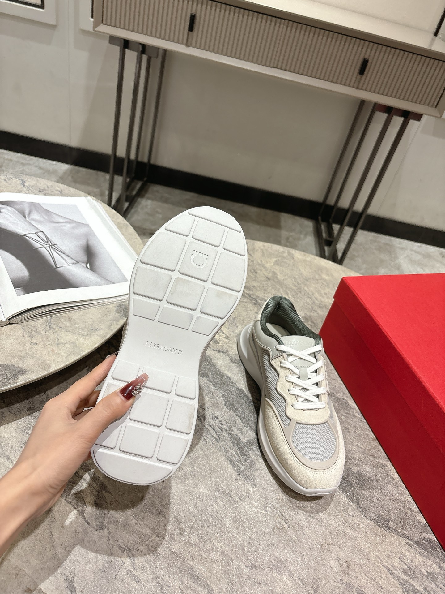 Top: Ferragamo Firagm Gancini Sneakers: Urban Style with High-End Configuration - 图片 6