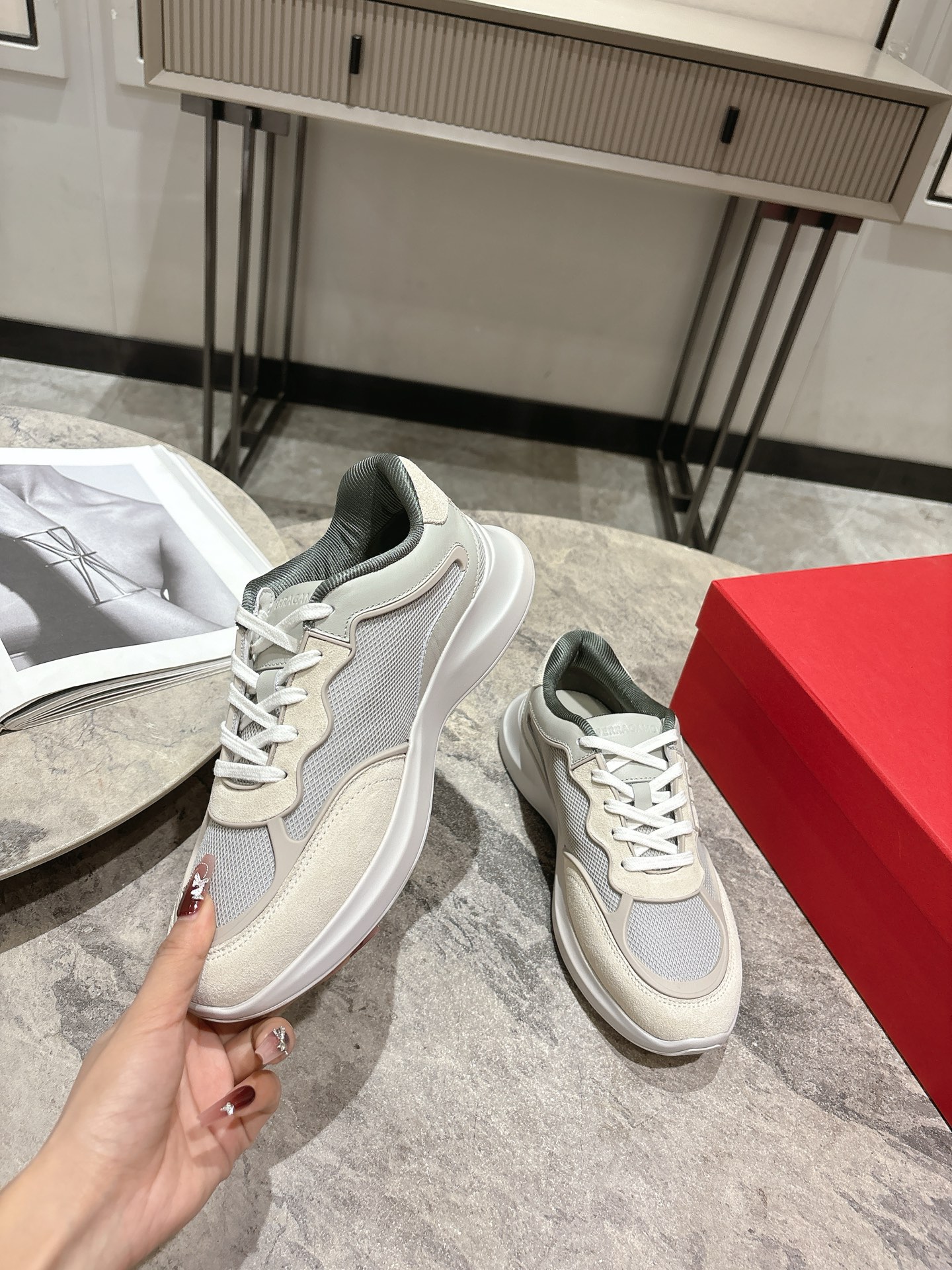 Top: Ferragamo Firagm Gancini Sneakers: Urban Style with High-End Configuration - 图片 5