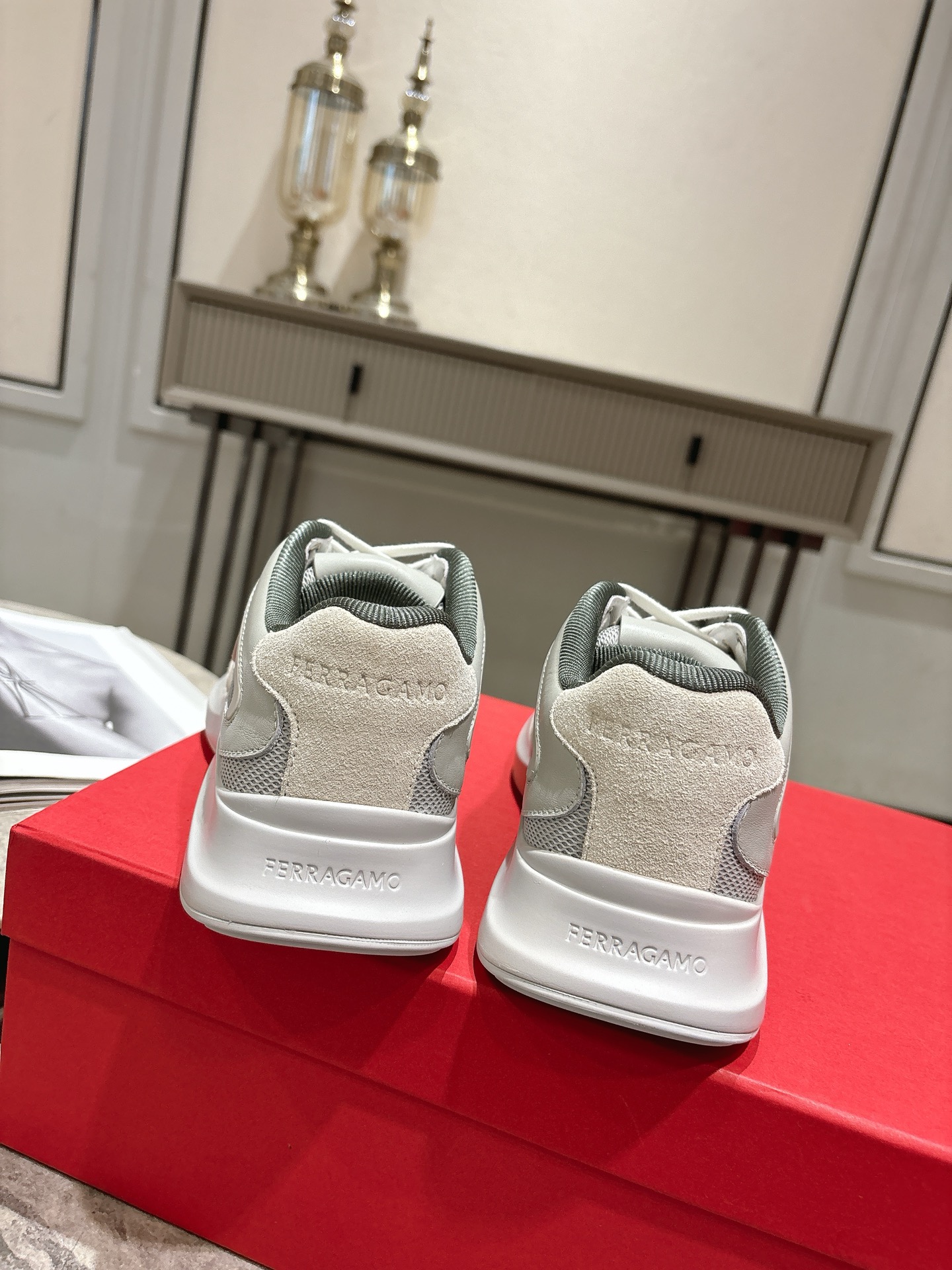 Top: Ferragamo Firagm Gancini Sneakers: Urban Style with High-End Configuration - 图片 9
