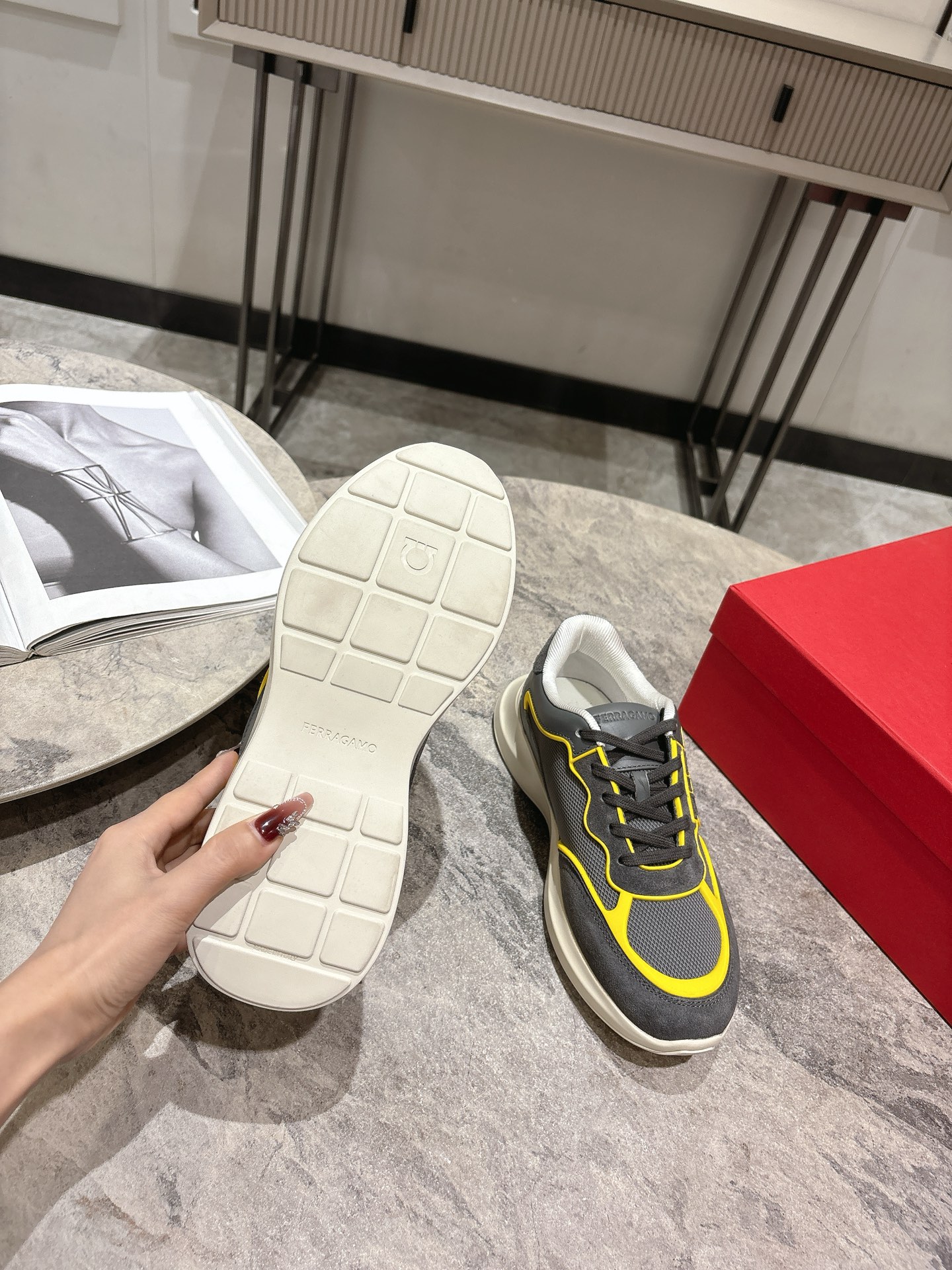 Top: Ferragamo Firagm Gancini Sneakers: Bold Urban Style with High-End Configuration - 图片 6