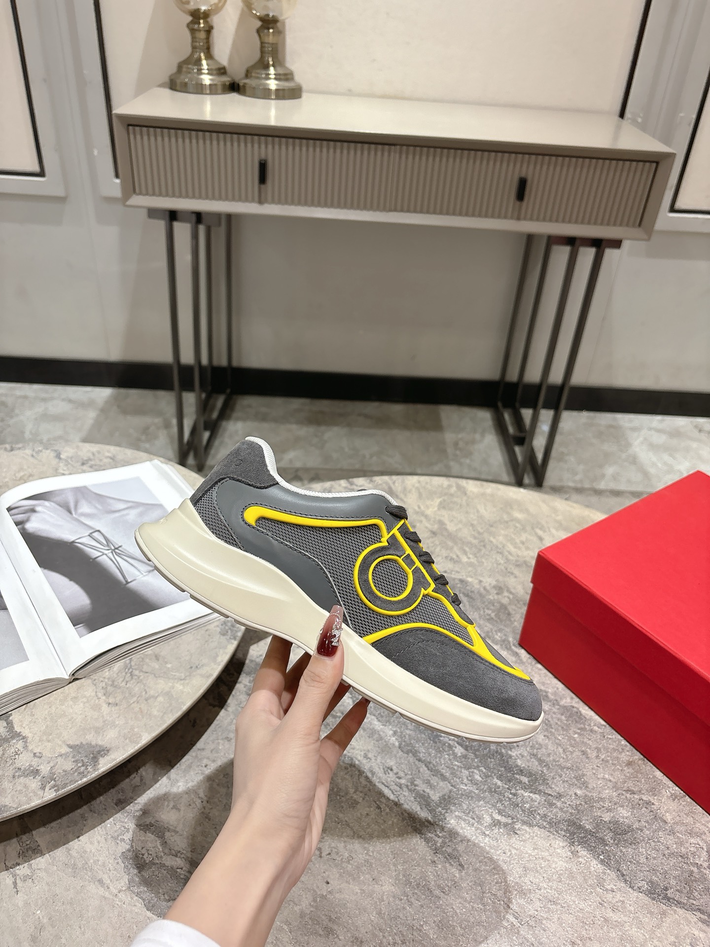 Top: Ferragamo Firagm Gancini Sneakers: Bold Urban Style with High-End Configuration - 图片 1