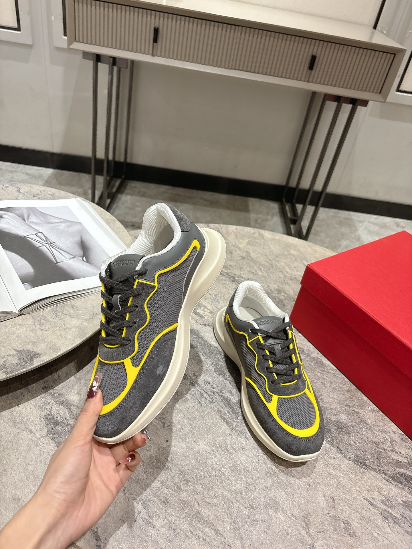 Top: Ferragamo Firagm Gancini Sneakers: Bold Urban Style with High-End Configuration - 图片 5