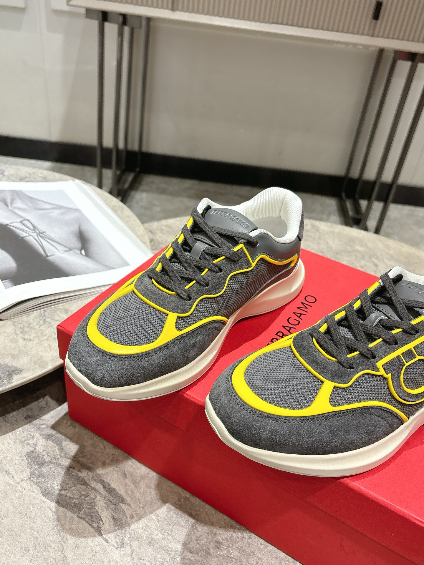 Top: Ferragamo Firagm Gancini Sneakers: Bold Urban Style with High-End Configuration - 图片 8