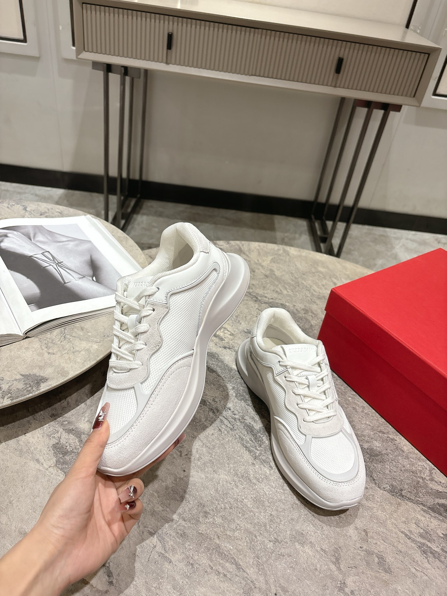 Ferragamo Firagm Gancini Sneakers: Urban Style with High-End Configuration - 图片 5
