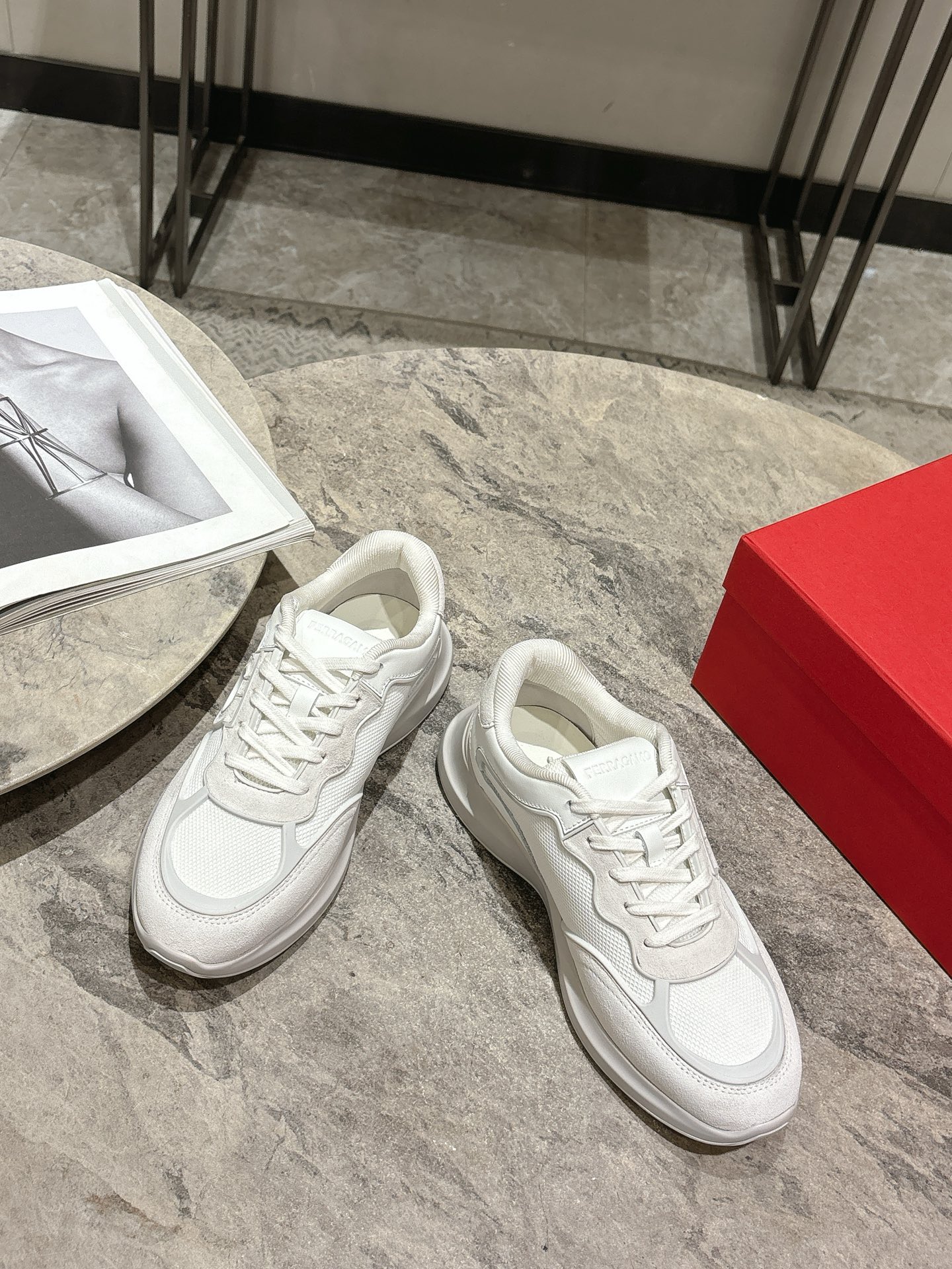 Ferragamo Firagm Gancini Sneakers: Urban Style with High-End Configuration - 图片 3