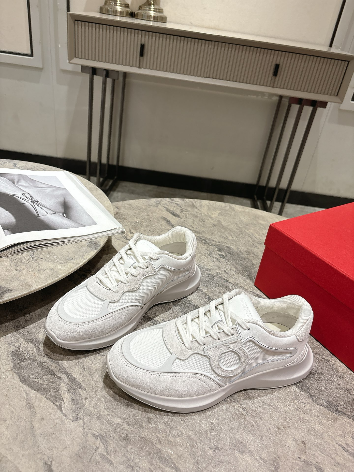 Ferragamo Firagm Gancini Sneakers: Urban Style with High-End Configuration - 图片 4