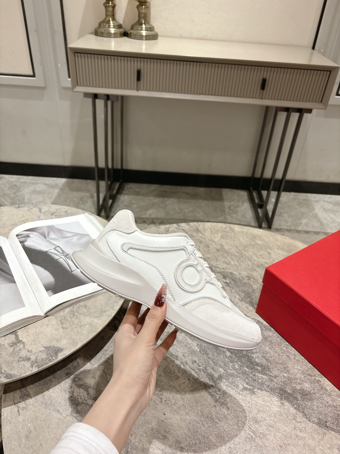 Ferragamo Firagm Gancini Sneakers: Urban Style with High-End Configuration - 图片 1