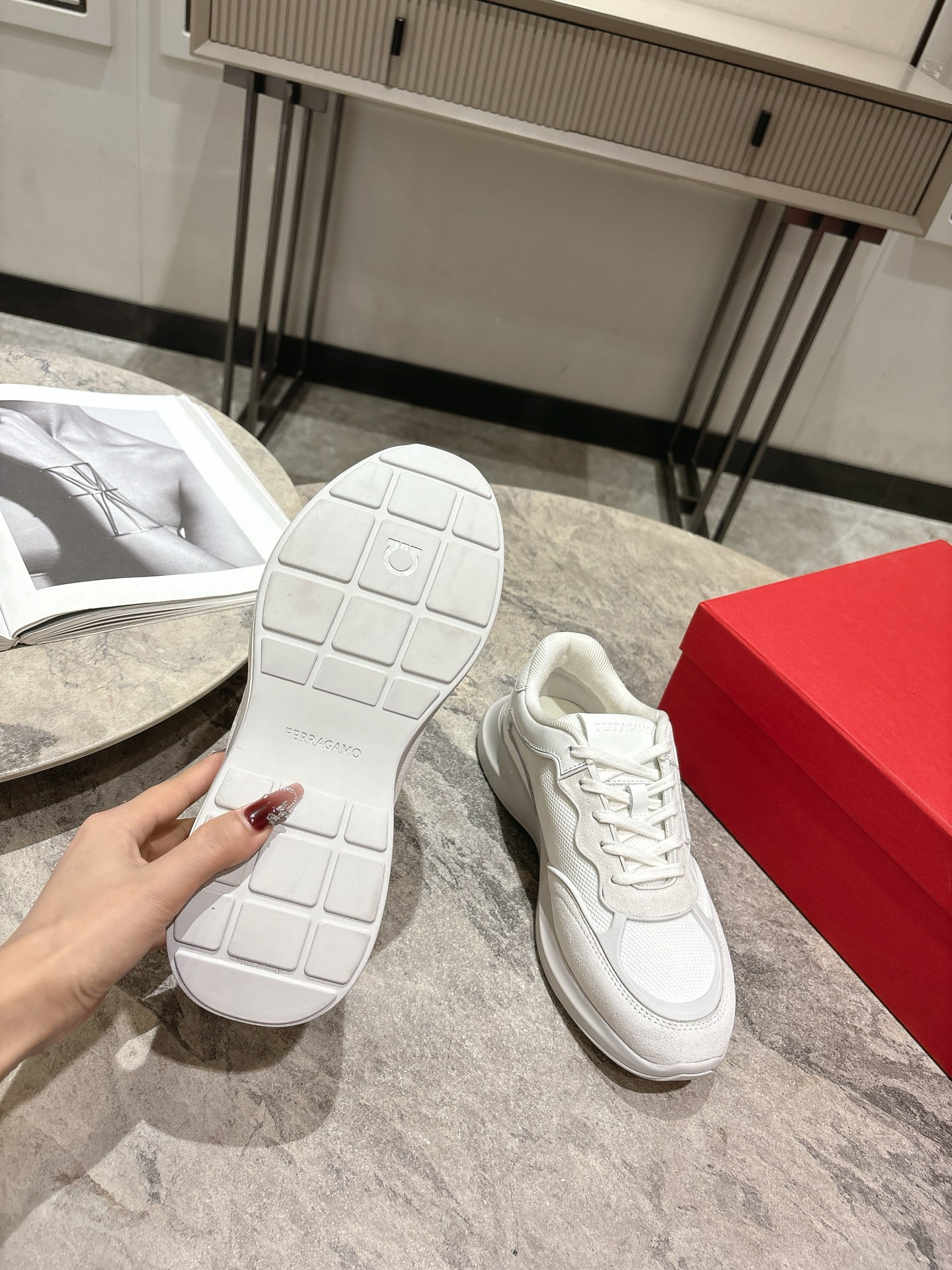 Ferragamo Firagm Gancini Sneakers: Urban Style with High-End Configuration - 图片 6