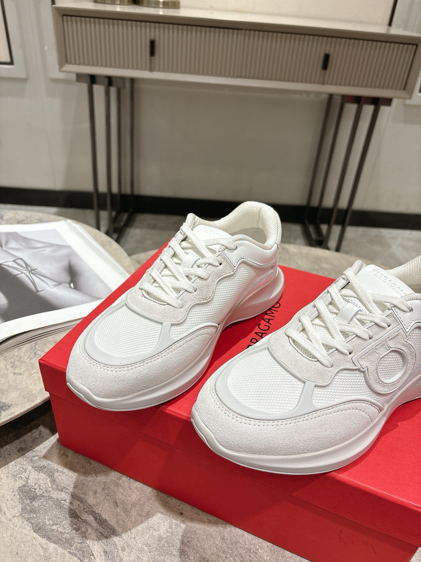 Ferragamo Firagm Gancini Sneakers: Urban Style with High-End Configuration - 图片 8