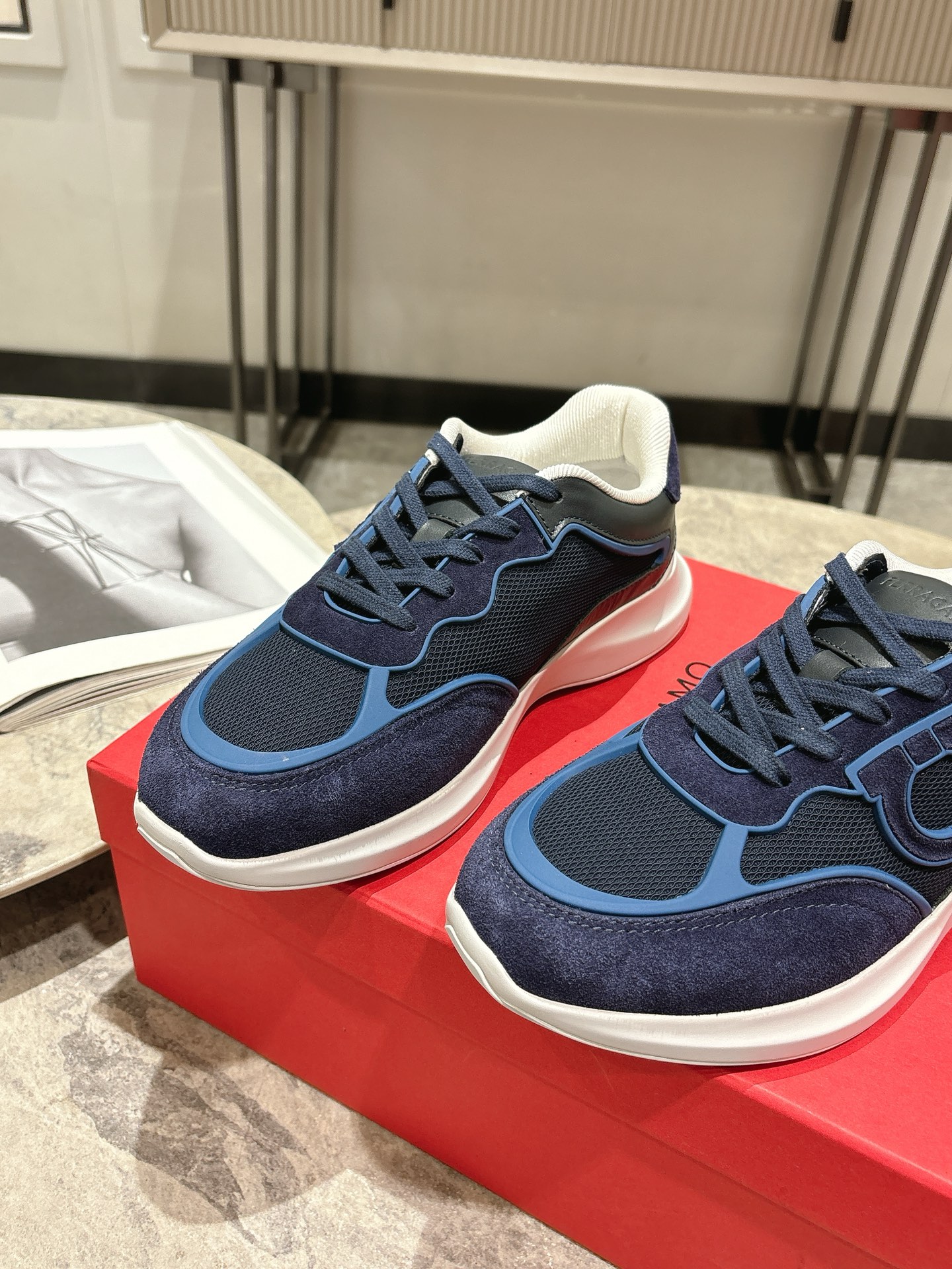 Fashion Review: Ferragamo Firagm Gancini Sneakers, Urban Style with High-End Configuration - 图片 8