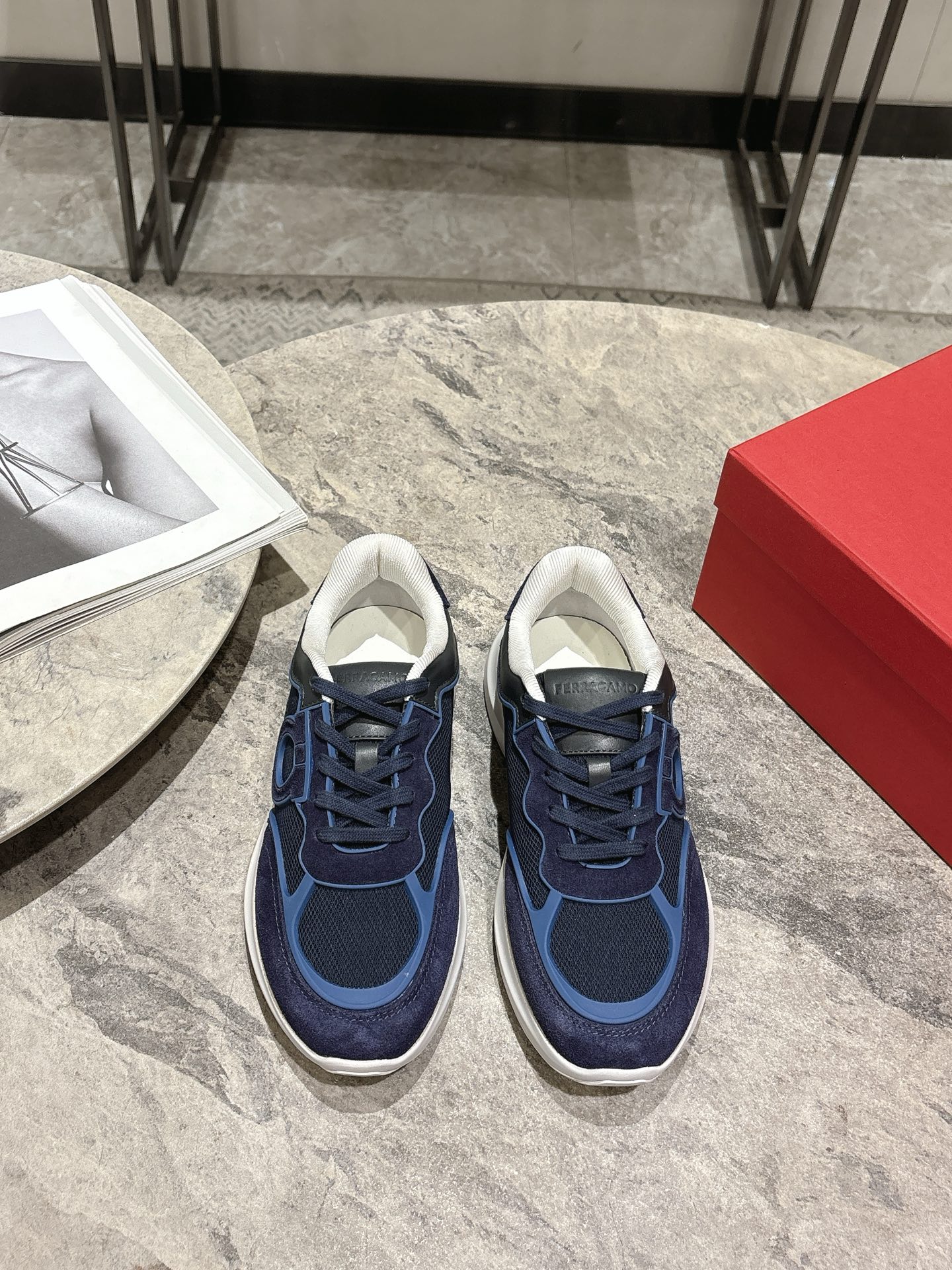 NO:255099,Top version of men's Ferragamo The latest Gancini series, thick sole, casual sports shoes, original purchase and development, making products, this urban-style casual shoes boldly combine a variety of fabrics, cleverly use high-tech mesh fabric and smooth leather to create a unique high-end shape. The side embellishment of Gancini buckles, paired with padded shoe mouth and tongue, combined with eye-catching light rubber sole, makes the design more exquisite. The delivery counter is exquisitely packaged. The original custom fabric imported cowhide   mesh. The inner original imported breathable mesh. The sole original open molded rubber foam material. The bottom thickness is 3.5CM. Size: men's model 39-44 (45 customized), casual shoes/sports shoes, ferragamo, ferragamo, sneakers, cowhide19860909顶级版本男款 Ferragamo菲拉格慕 最新Gancini系列 厚底 休闲 运动鞋 原版购入开发 做货 这款都市风格休闲鞋大胆融合多种面料,巧妙运用高科技网眼织物和光滑皮革,打造别出心裁的高端造型.侧面缀饰Gancini扣饰,搭配衬垫鞋口和鞋舌,结合醒目的轻盈橡胶鞋底,令设计更显考究 配送专柜精美包装 面料原版定制进口牛皮 网面 内里原版进口透气网里 鞋底原版开模橡胶发泡材质 底厚3.5CM Size:男款39-44(45定做),休闲鞋/运动鞋,ferragamo,ferragamo,sneakers,cowhide,Women's Shoes